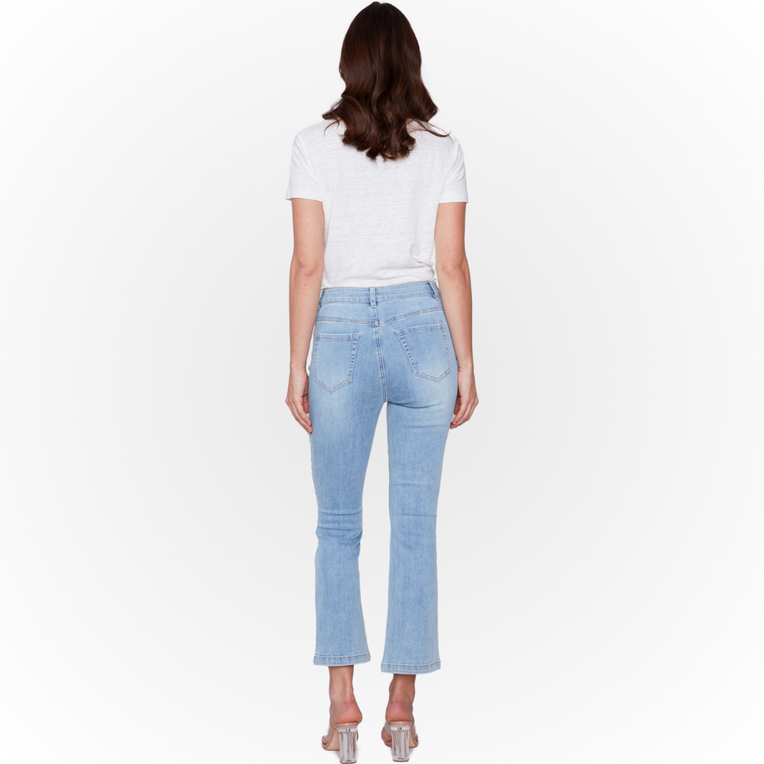  Jaboli Boutique - Fergus Ontario - Charlie B - Bootleg Jeans A timless classic Jean. mad with soft stretch denim, cropped bootleg cut ...perfect for a casual look with a sneaker or flip flops but easily druss up with a blouse and some heals. Fly Front, 5 Pockets, Lt Blue. High Rise