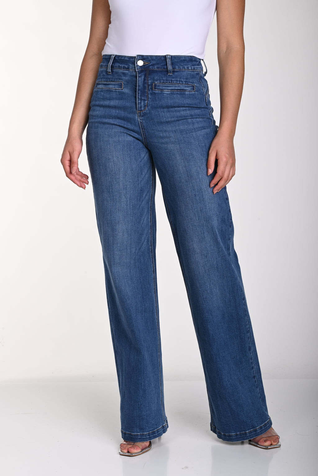 JaboliBoutique-FergusOntario-FrankLyman-WideLegJeans-241350U
Frank Lyman high-rise wide-leg jeans in medium-wash denim with a cinched waistband, front zipper, side and back pockets, and soft structured fabric with subtle stretch for a flattering, comfortable fit.
Colour Indigo