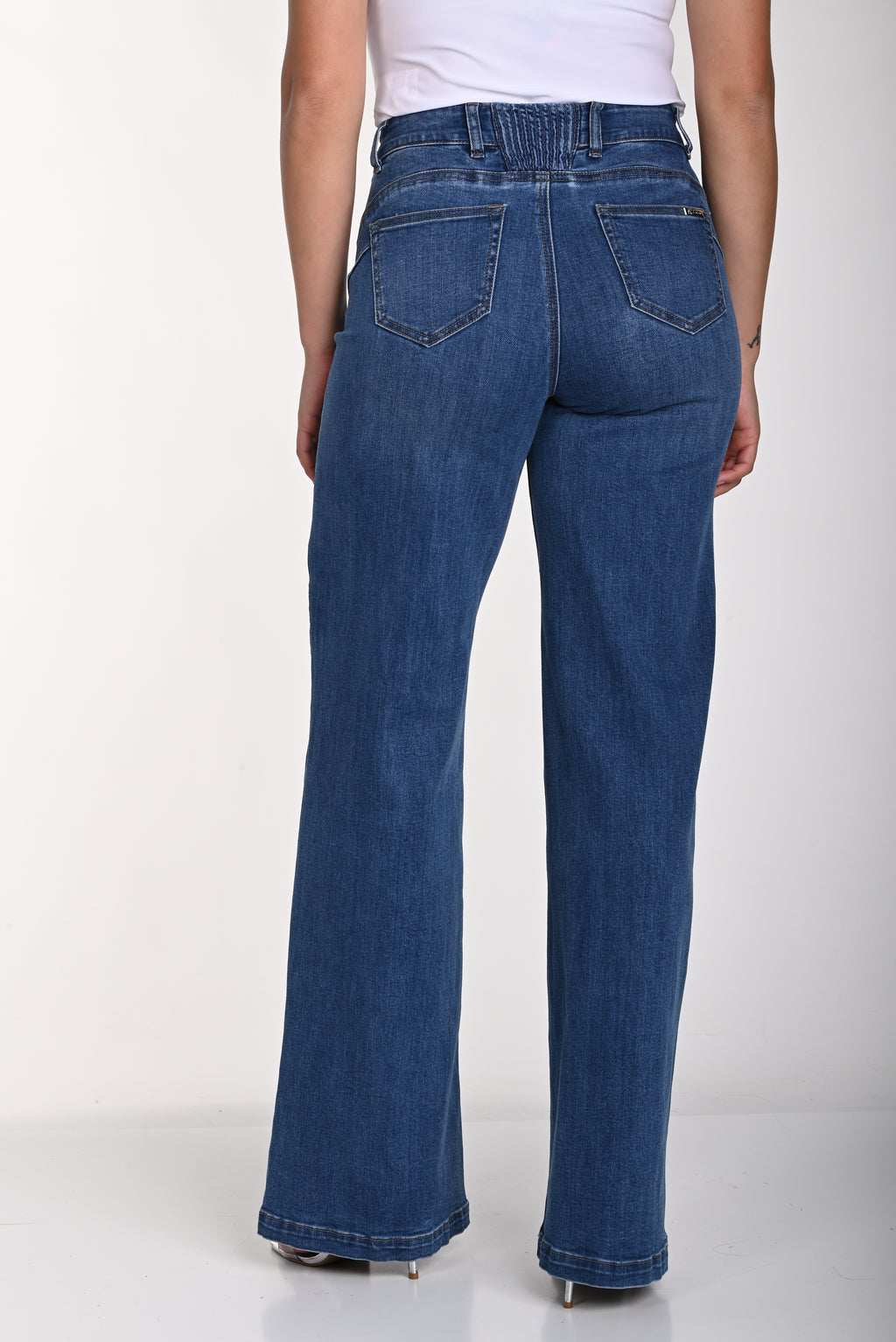 JaboliBoutique-FergusOntario-FrankLyman-WideLegJeans-241350U
Frank Lyman high-rise wide-leg jeans in medium-wash denim with a cinched waistband, front zipper, side and back pockets, and soft structured fabric with subtle stretch for a flattering, comfortable fit.
Colour Indigo