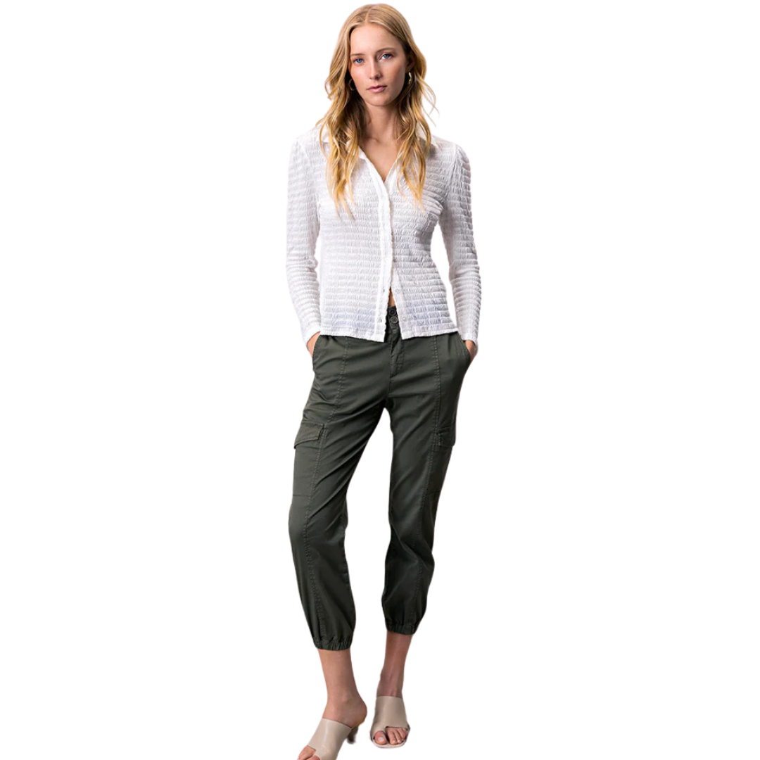 Jaboli Boutique - Fergus Ontario - Sanctuary Back by popular demand: The Sanctuary Rebel Pant Must-have and customer favorite Cropped trousers crafted from durable cotton fabric Stylish and comfortable design Features a fly front, cargo pockets, and a flattering mid-rise silhouette Elastic leg hems for a finishing touch Available in Natural and Hiker Green Versatile options to effortlessly elevate your outfit Colour Hiker Green 