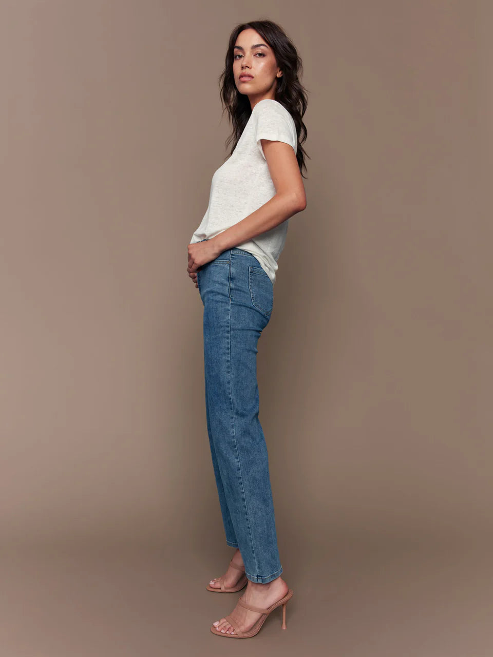 Jaboli Boutique Fergus Ontario Charlie B Charlotte Straight Leg Jeans Medium Blue Wash
– Straight-leg cut for a tailored yet relaxed silhouette
– Medium blue wash with subtle fading for everyday versatility
– Inner elastic waistband for hidden comfort and secure fit
– Classic five-pocket styling
– Regular rise for a flattering, natural fit
– Full length for year-round wear

