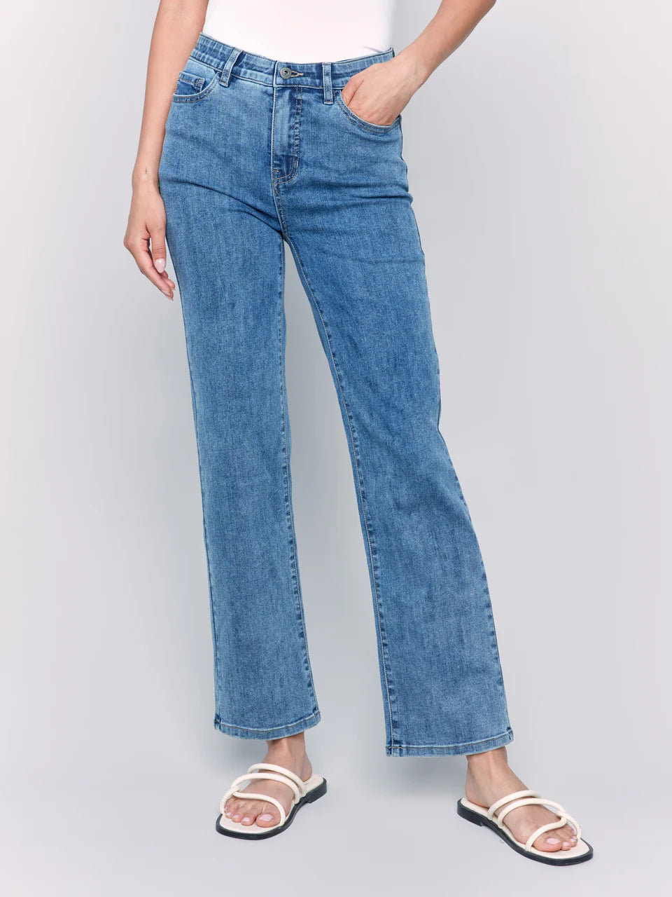 Jaboli Boutique Fergus Ontario Charlie B Charlotte Straight Leg Jeans Medium Blue Wash
– Straight-leg cut for a tailored yet relaxed silhouette
– Medium blue wash with subtle fading for everyday versatility
– Inner elastic waistband for hidden comfort and secure fit
– Classic five-pocket styling
– Regular rise for a flattering, natural fit
– Full length for year-round wear

