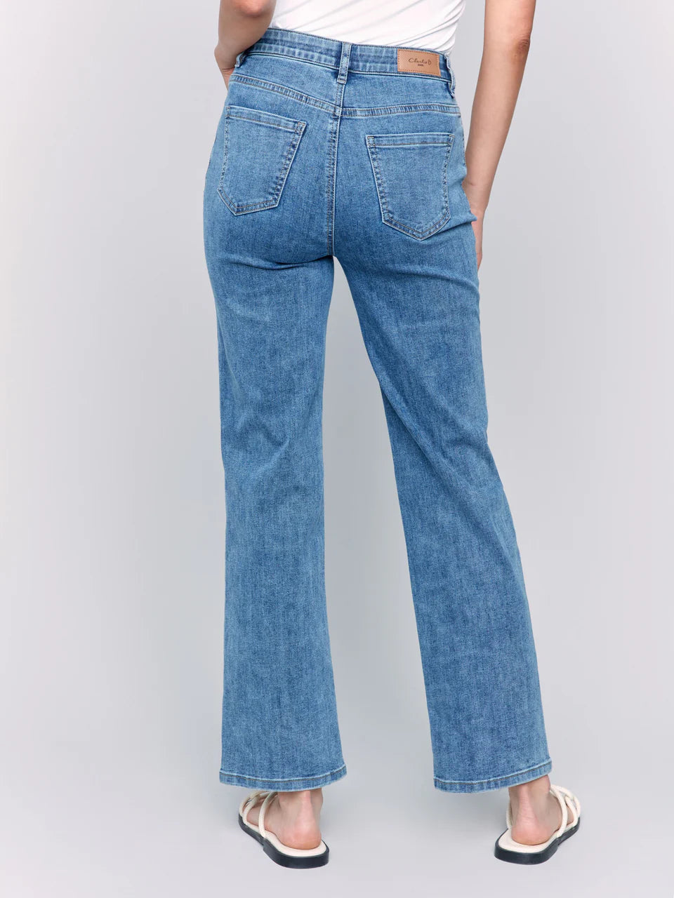 Jaboli Boutique Fergus Ontario Charlie B Charlotte Straight Leg Jeans Medium Blue Wash
– Straight-leg cut for a tailored yet relaxed silhouette
– Medium blue wash with subtle fading for everyday versatility
– Inner elastic waistband for hidden comfort and secure fit
– Classic five-pocket styling
– Regular rise for a flattering, natural fit
– Full length for year-round wear

