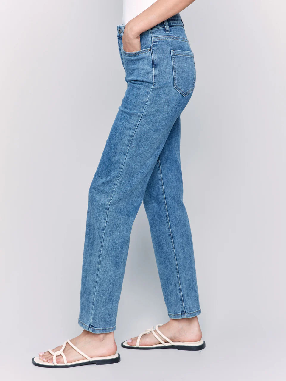 Jaboli Boutique Fergus Ontario Charlie B Charlotte Straight Leg Jeans Medium Blue Wash
– Straight-leg cut for a tailored yet relaxed silhouette
– Medium blue wash with subtle fading for everyday versatility
– Inner elastic waistband for hidden comfort and secure fit
– Classic five-pocket styling
– Regular rise for a flattering, natural fit
– Full length for year-round wear

