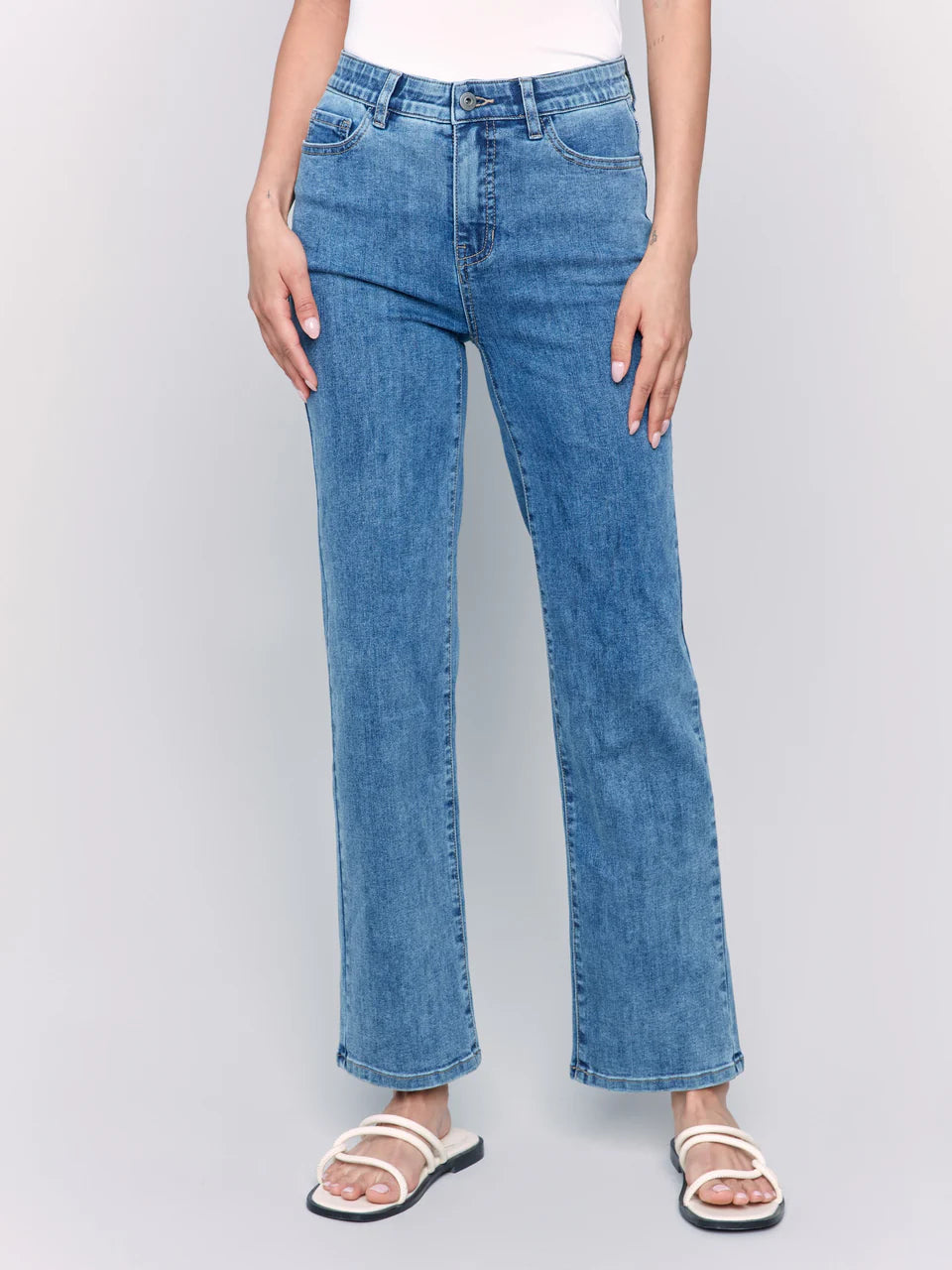 Jaboli Boutique Fergus Ontario Charlie B Charlotte Straight Leg Jeans Medium Blue Wash
– Straight-leg cut for a tailored yet relaxed silhouette
– Medium blue wash with subtle fading for everyday versatility
– Inner elastic waistband for hidden comfort and secure fit
– Classic five-pocket styling
– Regular rise for a flattering, natural fit
– Full length for year-round wear

