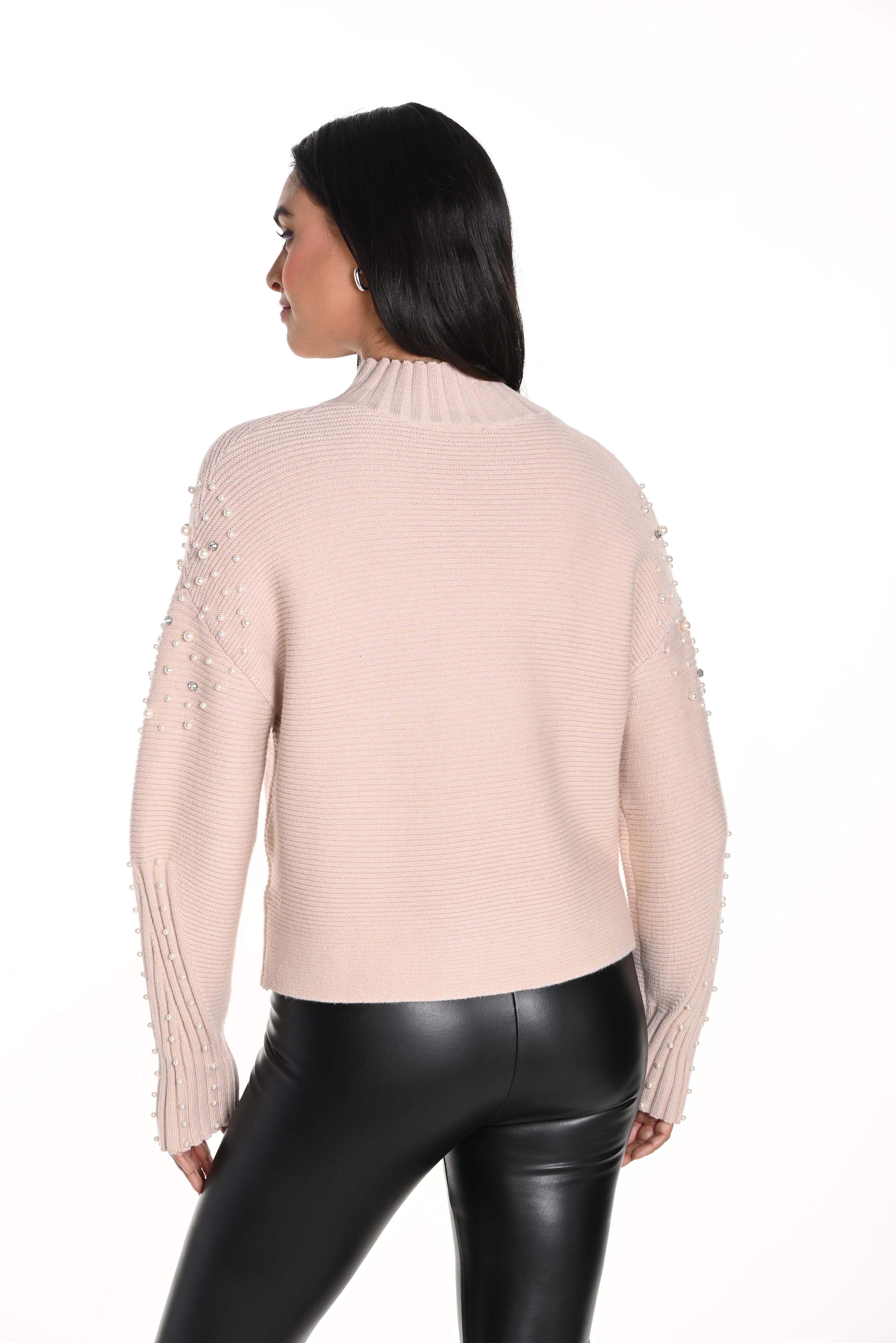 Jaboli Boutique-Fergus Ontario-Frank Lyman Pearl/Beige Sweater.
Chic beige mock neckline sweater
Stunning pearl accents on shoulders and sleeves
Timeless neutral color complements any outfit
Hip-length design with flattering hi-low hem
Ribbed knit for extra warmth and texture
Cozy, relaxed fit for comfortable wear
Elegant high neckline for added style
Versatile for dressing up or casual wear
100% Polyester,
drop shoulders 