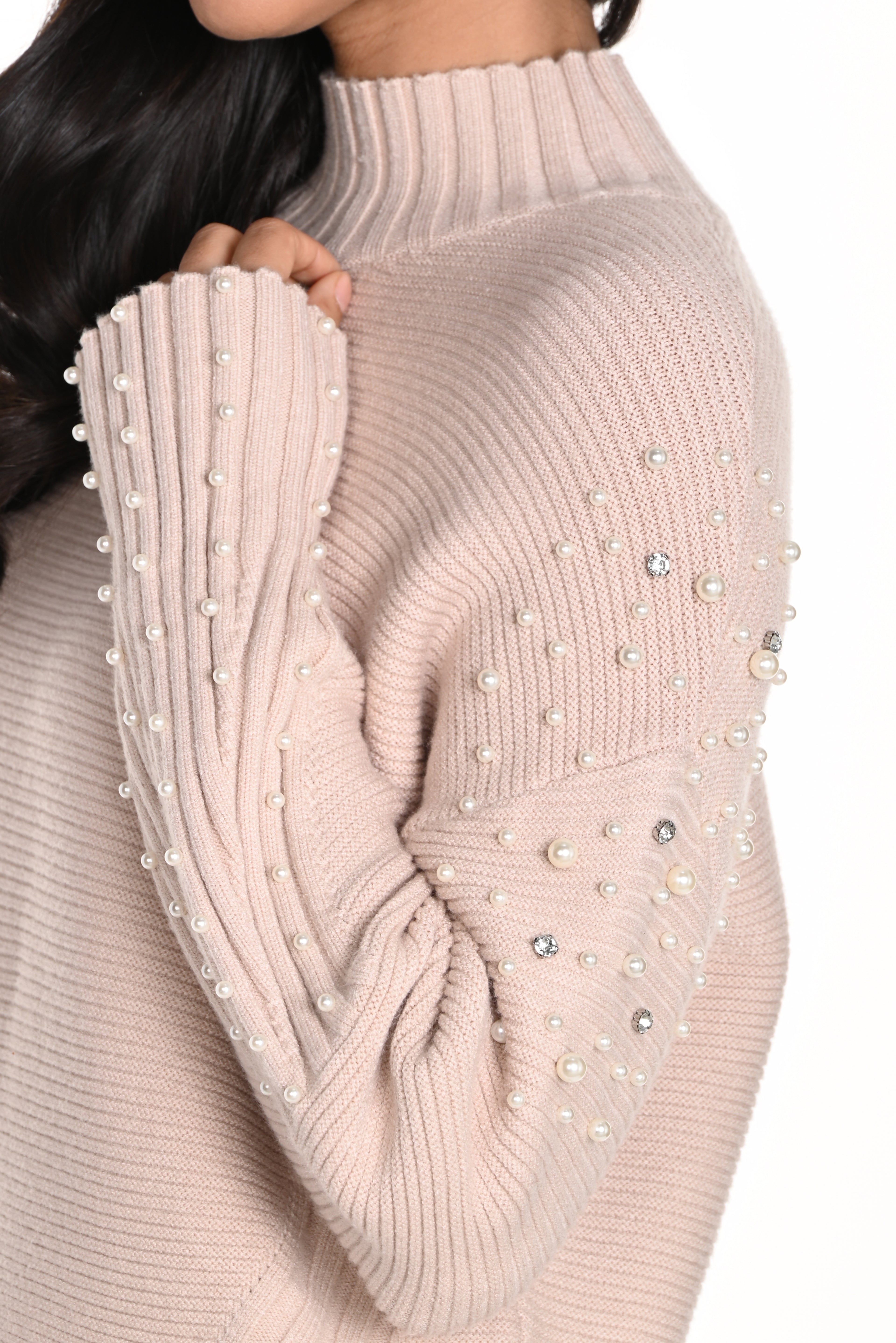 Jaboli Boutique-Fergus Ontario-Frank Lyman Pearl/Beige Sweater.
Chic beige mock neckline sweater
Stunning pearl accents on shoulders and sleeves
Timeless neutral color complements any outfit
Hip-length design with flattering hi-low hem
Ribbed knit for extra warmth and texture
Cozy, relaxed fit for comfortable wear
Elegant high neckline for added style
Versatile for dressing up or casual wear
100% Polyester,
drop shoulders 