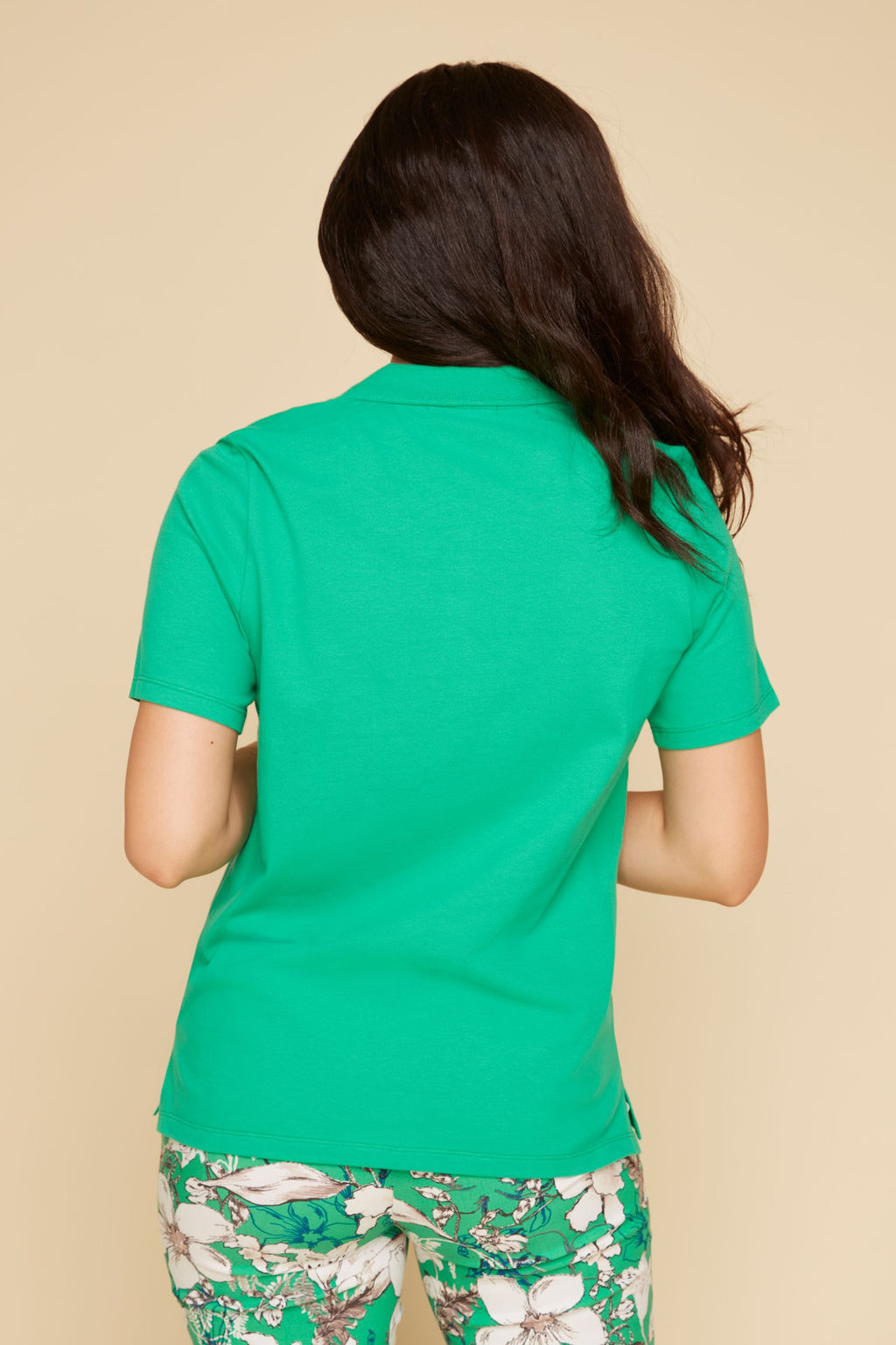 Jaboli Boutique-Fergus Ontario-Renuar Polo T Shirt-R7764-58E-R9030-E3014-FULL-BODY-jade coloured print.

Shirt Collar

Colours - White, Coral, Jade

Short Sleeves

Fitted Styling

Cotton/Spandex Blend

athletic

preppy

perfect for golf attire