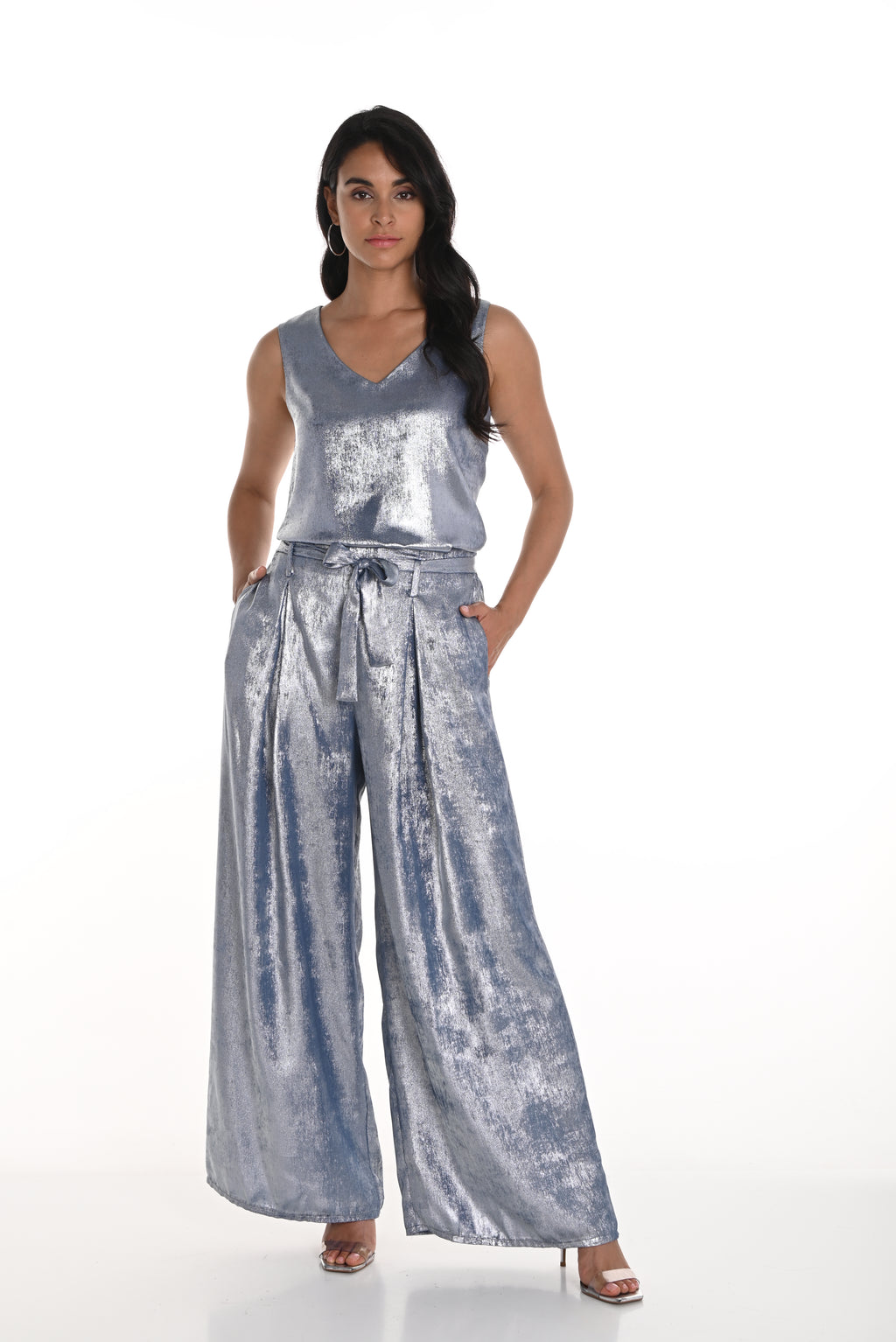 Jaboli Boutique- Fergus Ontario-Frank Lyman Blue/Silver Wide-Leg Pants – 256398-These elegant pull-on pants feature a stunning blue-silver color with a relaxed fit. Designed with a self-tie belt for a customizable waistline and functional pockets for convenience. The wide-leg silhouette creates a flattering and graceful flow, making them ideal for weddings, mother-of-the-bride or groom events, and other special occasions