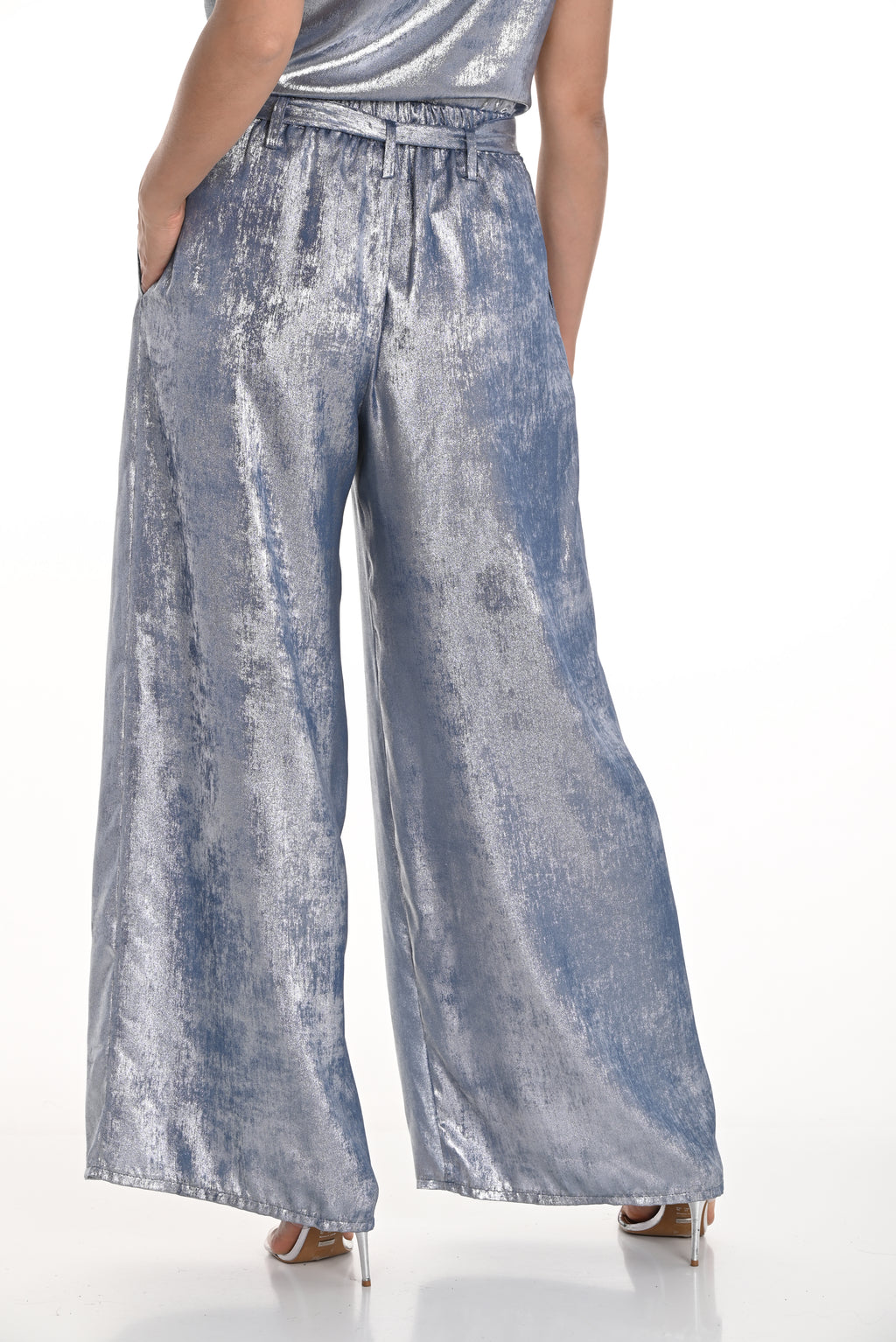 Jaboli Boutique- Fergus Ontario-Frank Lyman Blue/Silver Wide-Leg Pants – 256398-These elegant pull-on pants feature a stunning blue-silver color with a relaxed  fit. Designed with a self-tie belt for a customizable waistline and functional pockets for convenience. The wide-leg silhouette creates a flattering and graceful flow, making them ideal for weddings, mother-of-the-bride or groom events, and other special occasions
