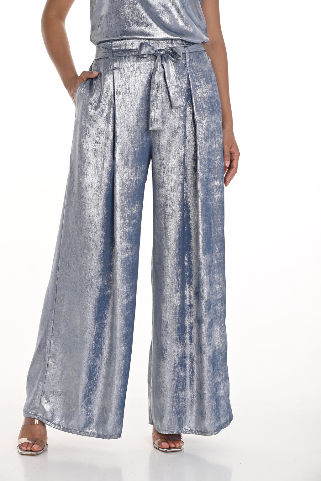 Jaboli Boutique- Fergus Ontario-Frank Lyman Blue/Silver Wide-Leg Pants – 256398-These elegant pull-on pants feature a stunning blue-silver color with a relaxed fit. Designed with a self-tie belt for a customizable waistline and functional pockets for convenience. The wide-leg silhouette creates a flattering and graceful flow, making them ideal for weddings, mother-of-the-bride or groom events, and other special occasions