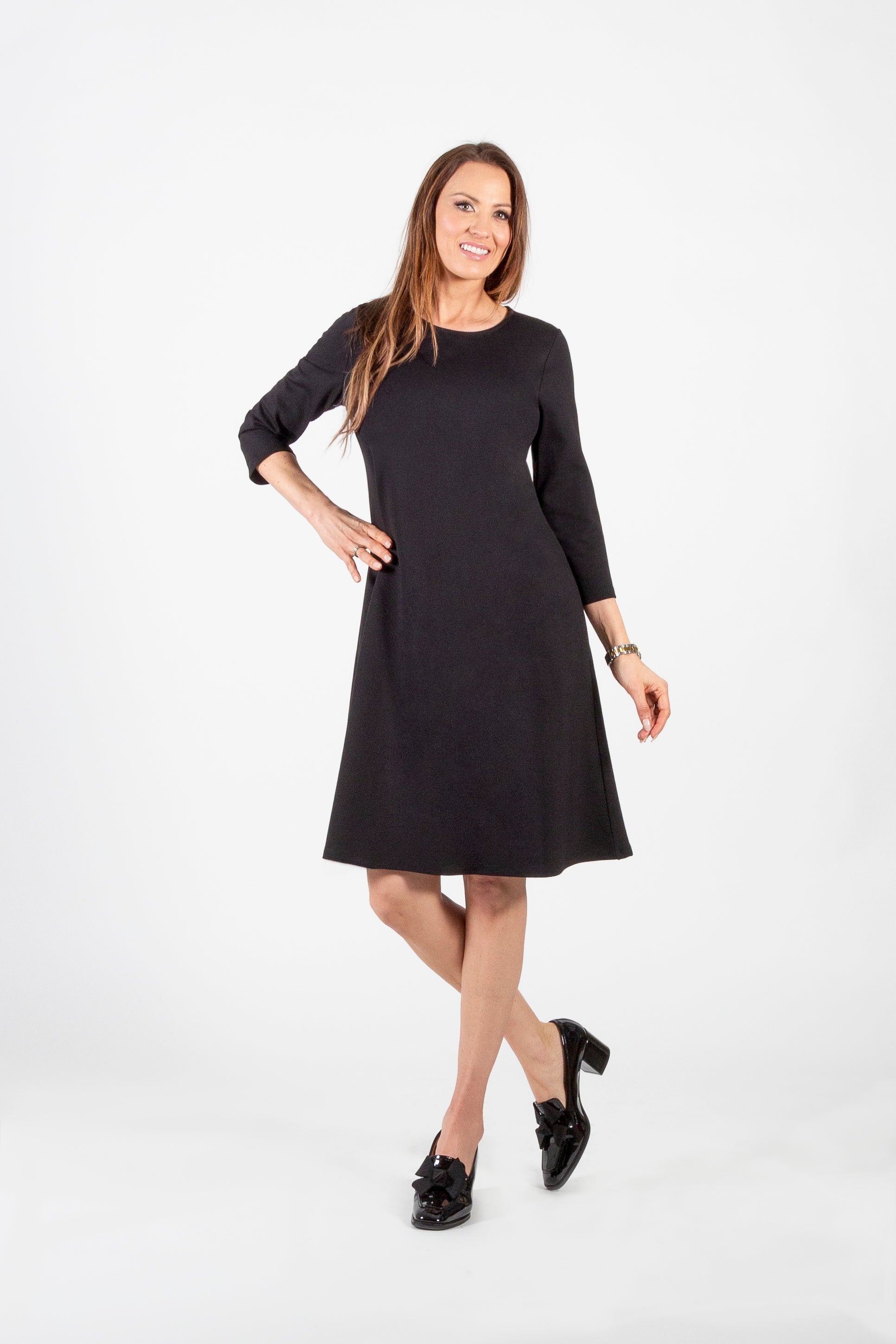 Jaboli_Boutique-_Fergus_Ontario-Pure_Essence-_Black_Dress-176-5109-DRESS

 a classic little black Dress what more could you ask for?

A-line silhouette

knee length

Colour - Black

Long Sleeves

Relaxed Fit&nbsp;

perfect for any occasion 