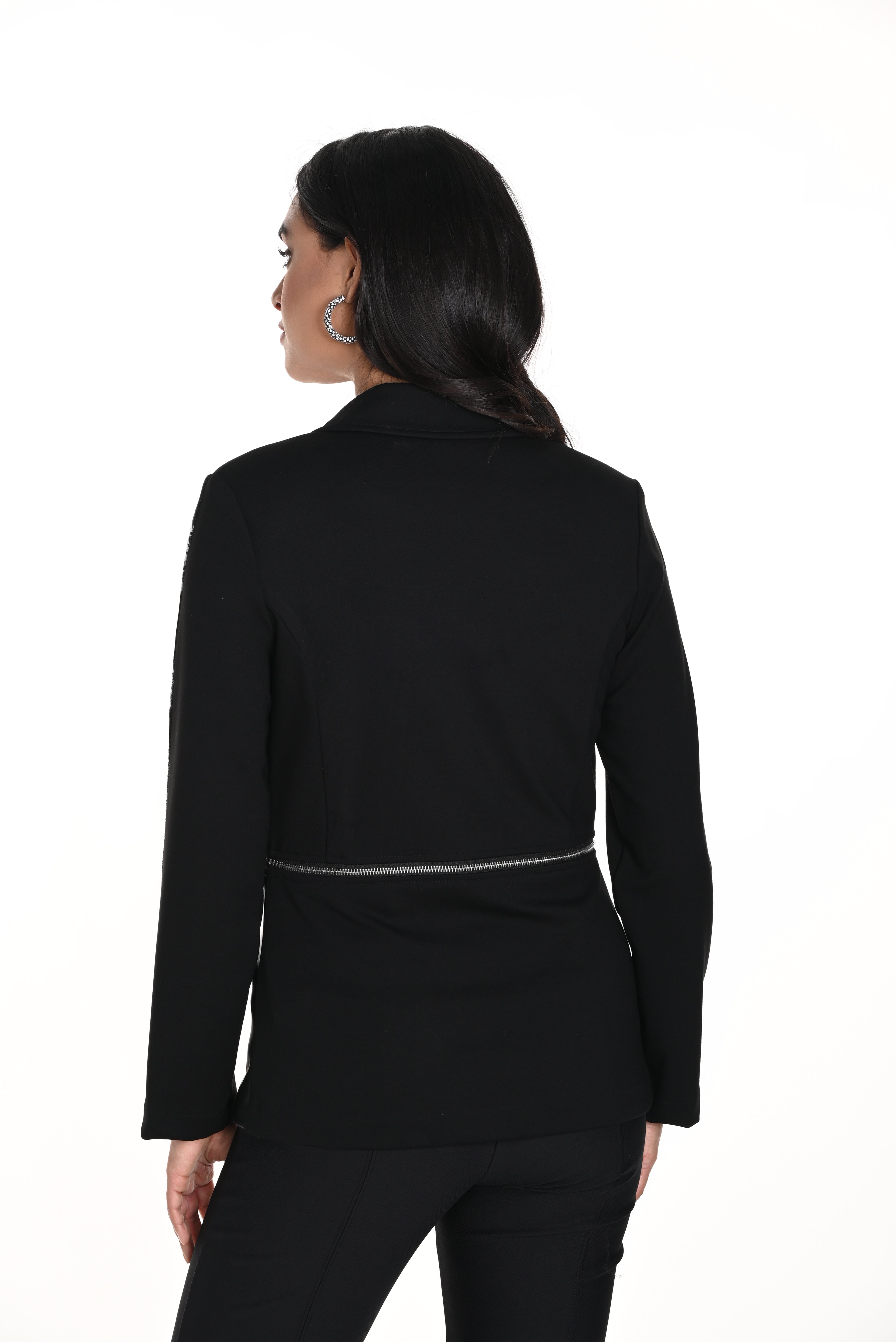 Jaboli_Boutique_-_Fergus_Ontario-_Frank_Lyman_One_Jacket_2_Ways-243298
Brand: Frank Lyman
Style: Tuxedo Collar Jacket
Colour: Black with grey print accents
Feature: Zip at waist for short or long wear
Neckline: Tuxedo collar
Fit: Versatile and comfortable
Occasion: Perfect for both casual and dressed-up looks
Design: Bold, polished, and chic