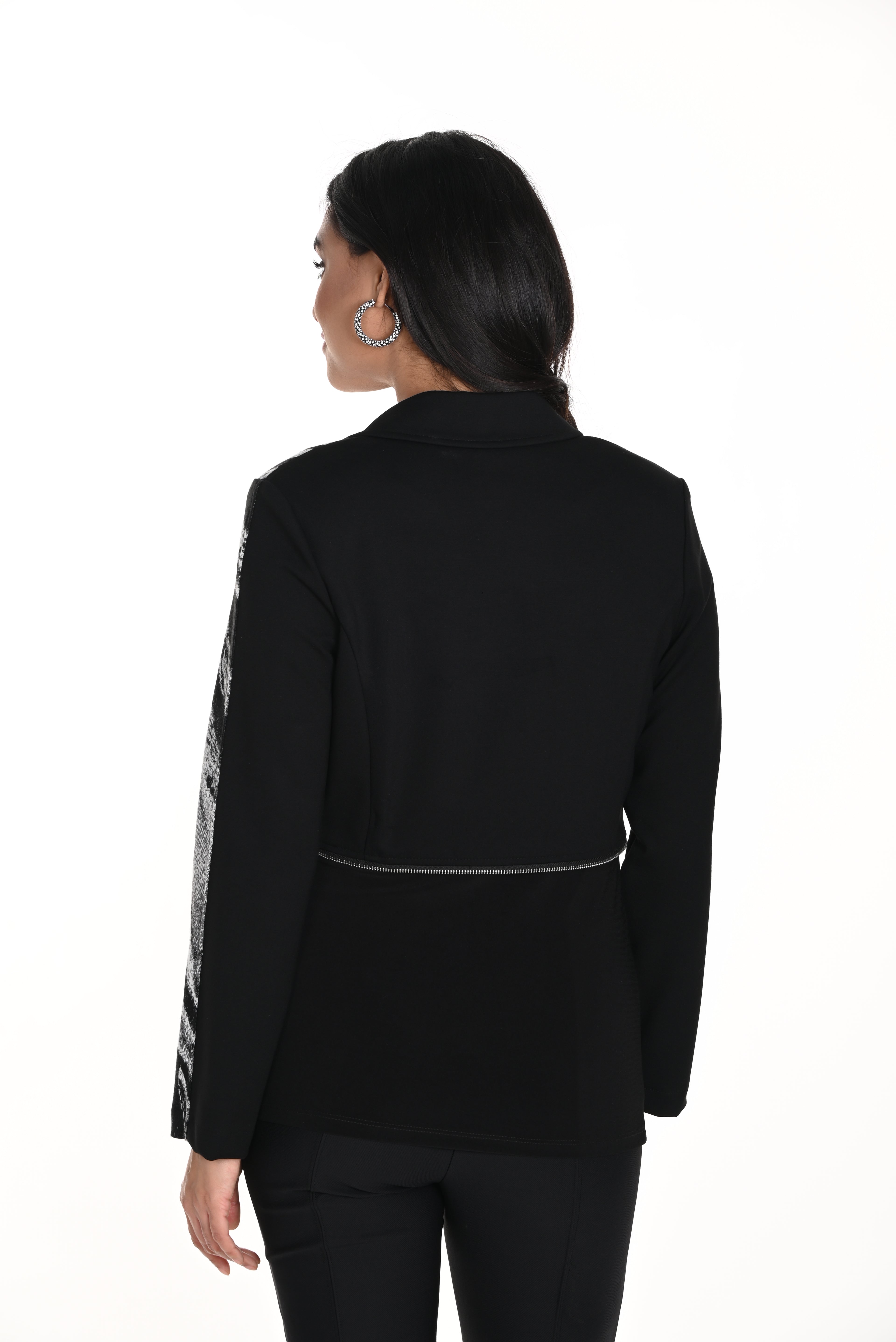 Jaboli_Boutique_-_Fergus_Ontario-_Frank_Lyman_One_Jacket_2_Ways-243298
Brand: Frank Lyman
Style: Tuxedo Collar Jacket
Colour: Black with grey print accents
Feature: Zip at waist for short or long wear
Neckline: Tuxedo collar
Fit: Versatile and comfortable
Occasion: Perfect for both casual and dressed-up looks
Design: Bold, polished, and chic