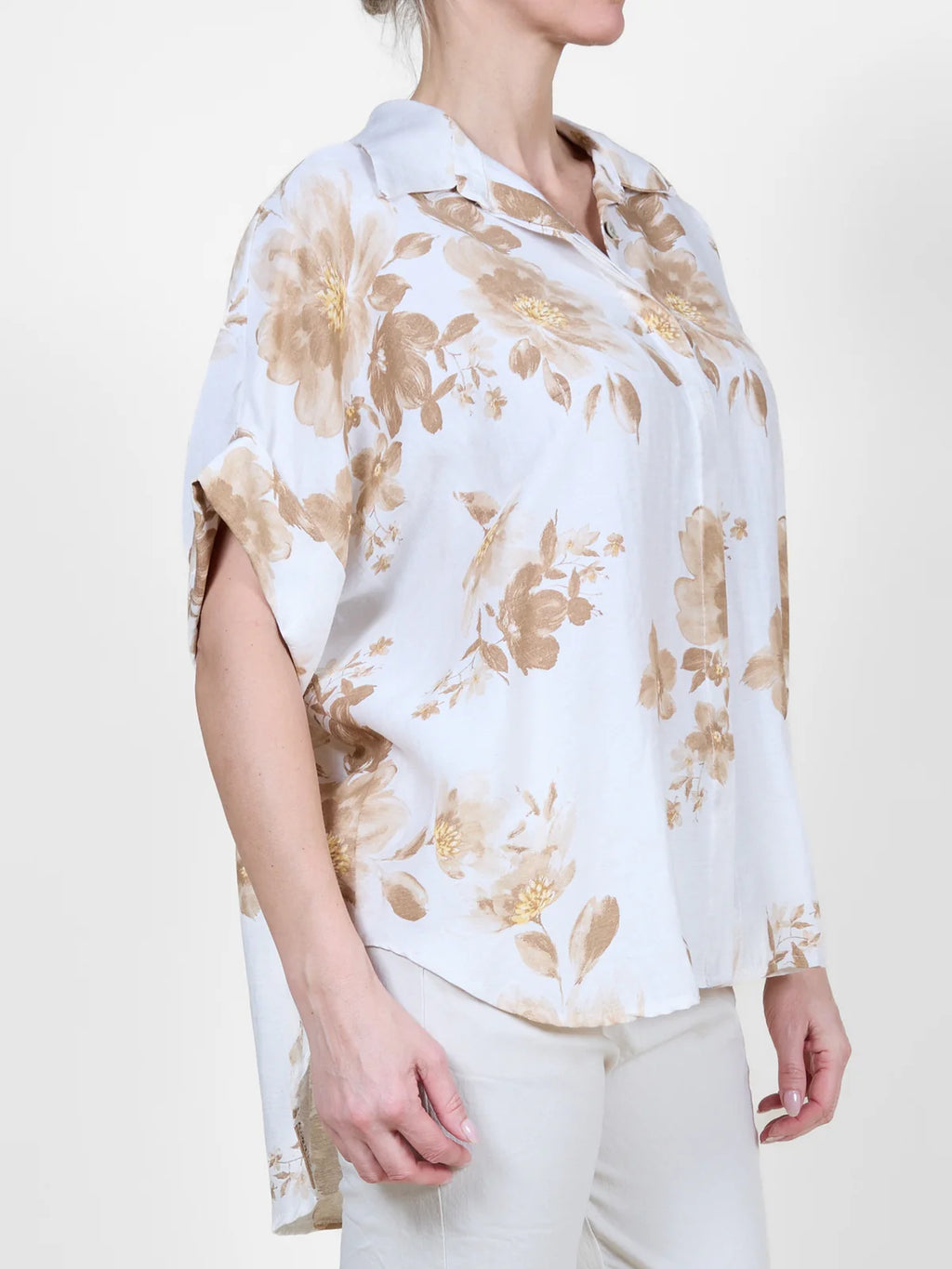 Jaboli Boutique | Fergus Ontario |Angela Mara | Macchiato Big Shirt
Shirt collar with full button front

Colour: Ivory with warm macchiato floral print

Cuffed cap sleeves for subtle structure

Hi-low hemline adds dimension and ease

Relaxed, oversized silhouette


Made in Italy

