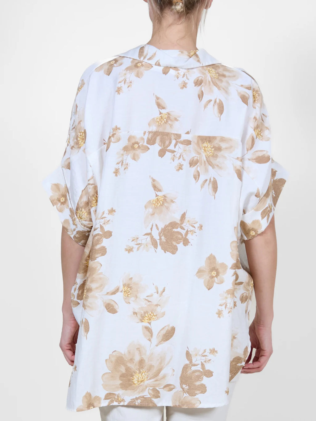 Jaboli Boutique | Fergus Ontario |Angela Mara | Macchiato Big Shirt
Shirt collar with full button front

Colour: Ivory with warm macchiato floral print

Cuffed cap sleeves for subtle structure

Hi-low hemline adds dimension and ease

Relaxed, oversized silhouette

Made in Italy