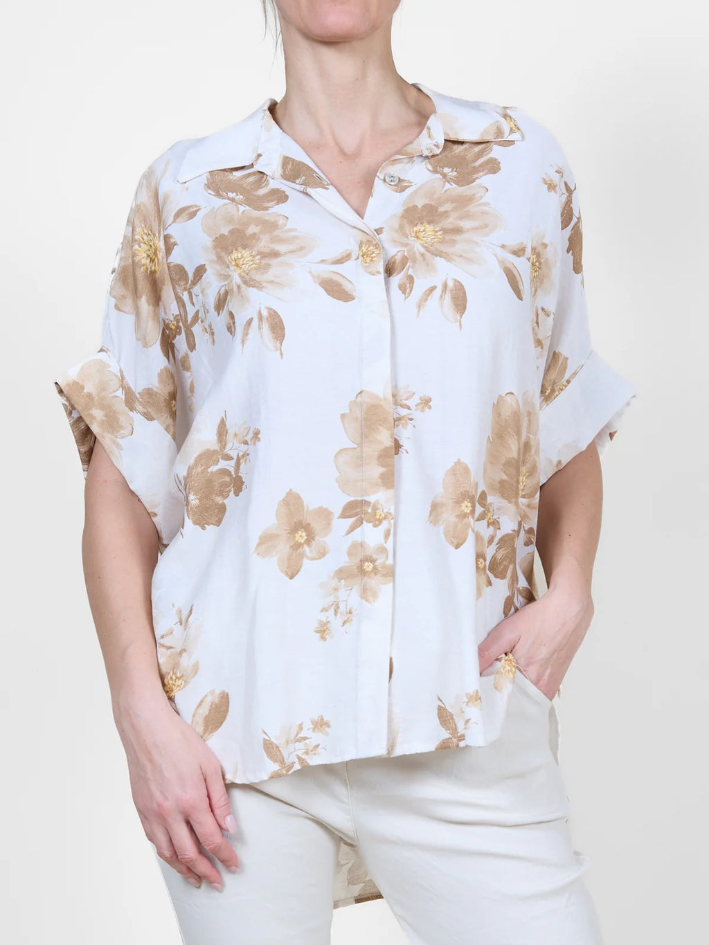 Jaboli Boutique | Fergus Ontario |Angela Mara | Macchiato Big Shirt
Shirt collar with full button front

Colour: Ivory with warm macchiato floral print

Cuffed cap sleeves for subtle structure

Hi-low hemline adds dimension and ease

Relaxed, oversized silhouette


Made in Italy