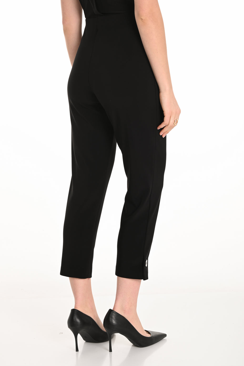 Jaboli Boutique| Fergus Ontario|Frank Lyman | Black Knit Pant

Pull On

Colour Black

Slim Fit

Button Accent at ankle
95% Polyester, 5% Elastane,
Slim fit with comfortable stretch.
True to size.