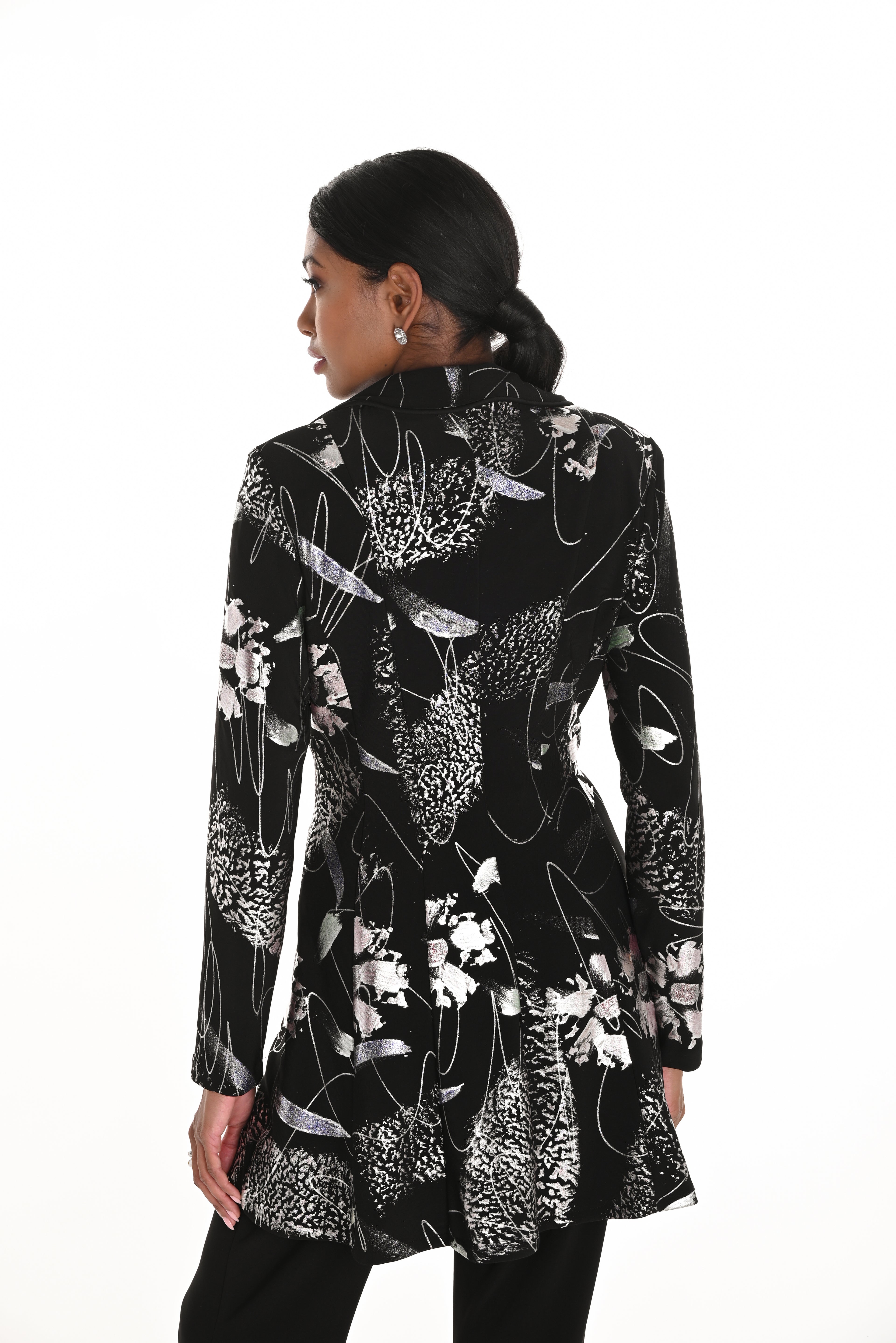 Jaboli Boutique | Fergus Ontario| Frank Lyman | Black Silver Jacket| Frank Lyman black and silver jacket with collar and bendable wire edge, button front closure, fitted silhouette with hip flare, structured knit blend