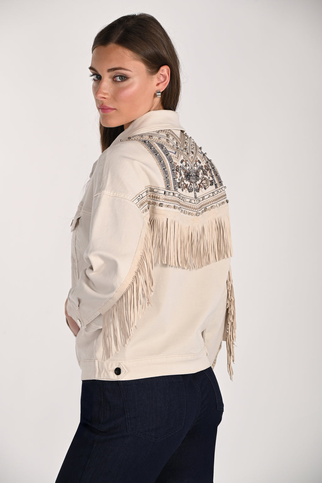 Jaboli Boutique|Fergus Ontario|Frank Lyman|Cowgirl Jacket-261605
Beige Jean Jacket with a Western Flair
Fringe across the Back and Down Each Arm, Silver Studded Accent Across The Back with Embroidered Motif, button front, collar,4 Pockets