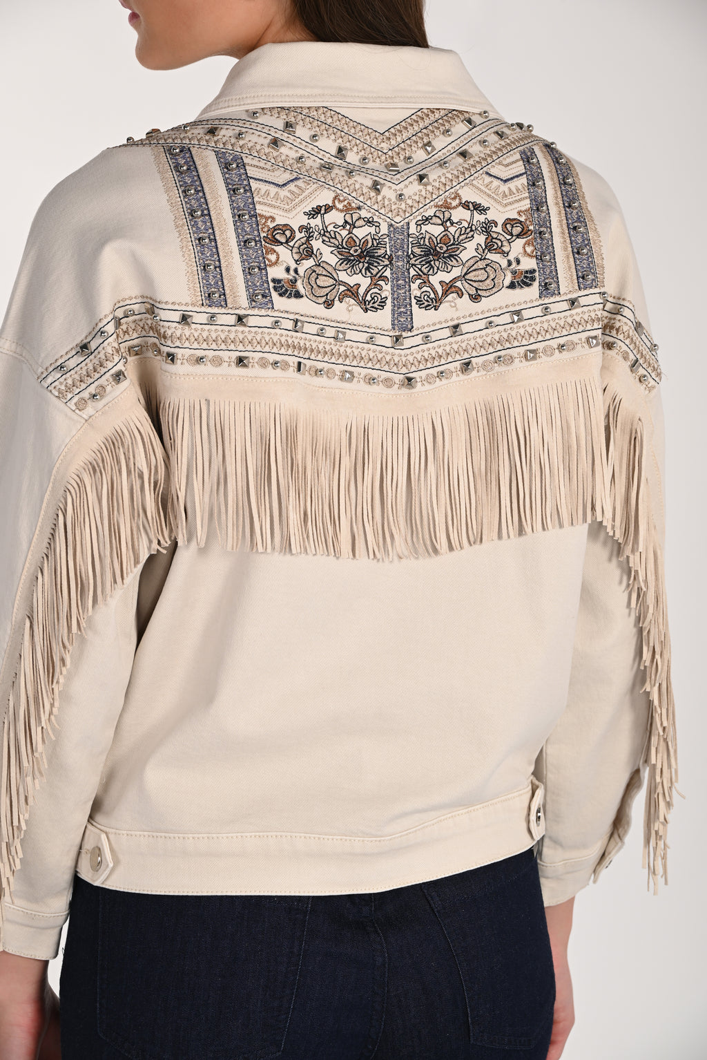 Jaboli Boutique|Fergus Ontario|Frank Lyman|Cowgirl Jacket-261605
Beige Jean Jacket with a Western Flair
Fringe across the Back and Down Each Arm, Silver Studded Accent Across The Back with Embroidered Motif, button front, collar,4 Pockets
