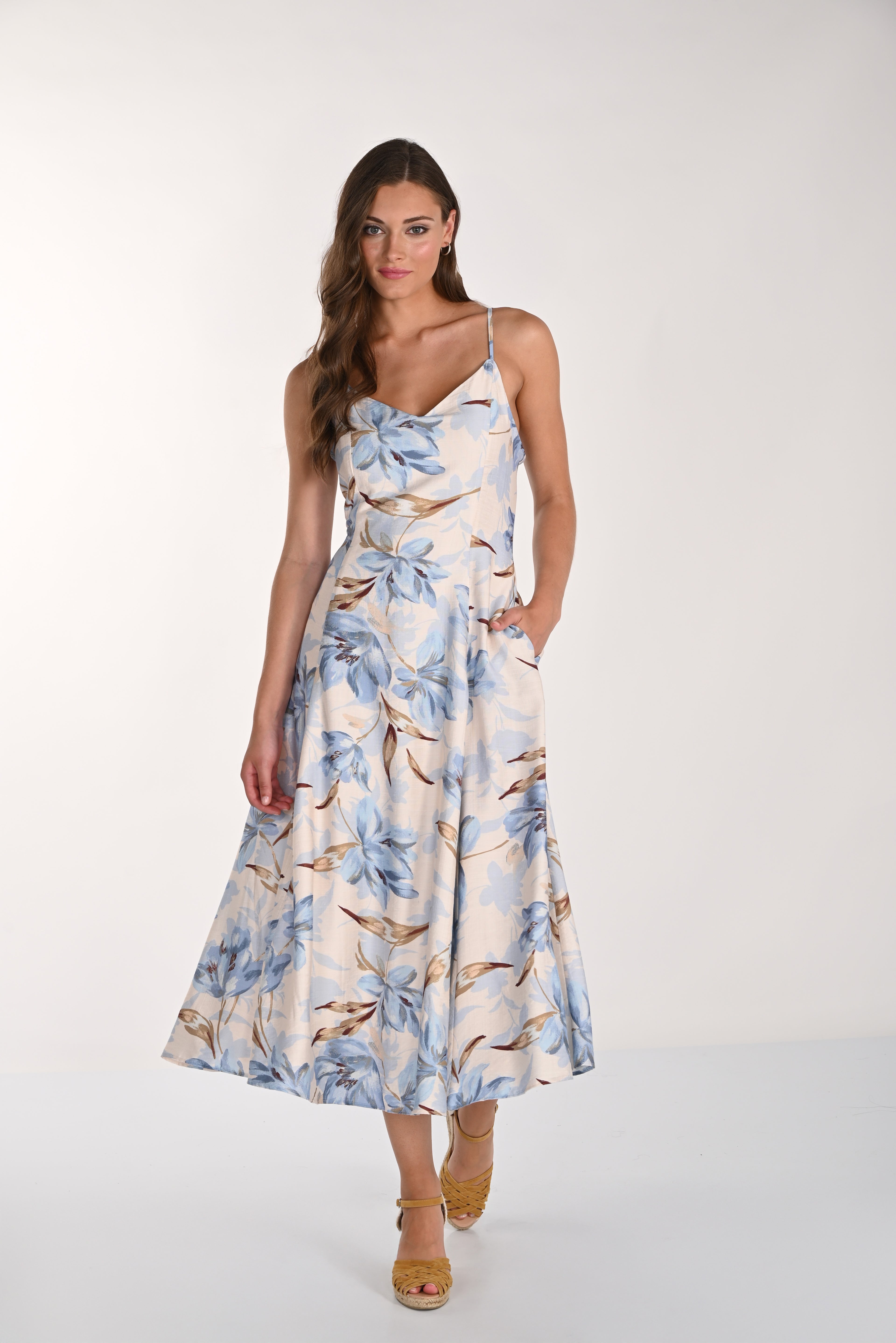 Jaboli Boutique| Fergus Ontario|Frank Lyman|Porcelain Blue Dress|261285
Woman wearing a floral dress on a white background. Maxi length, Sleevless, adjustable straps. Cotton Blend.