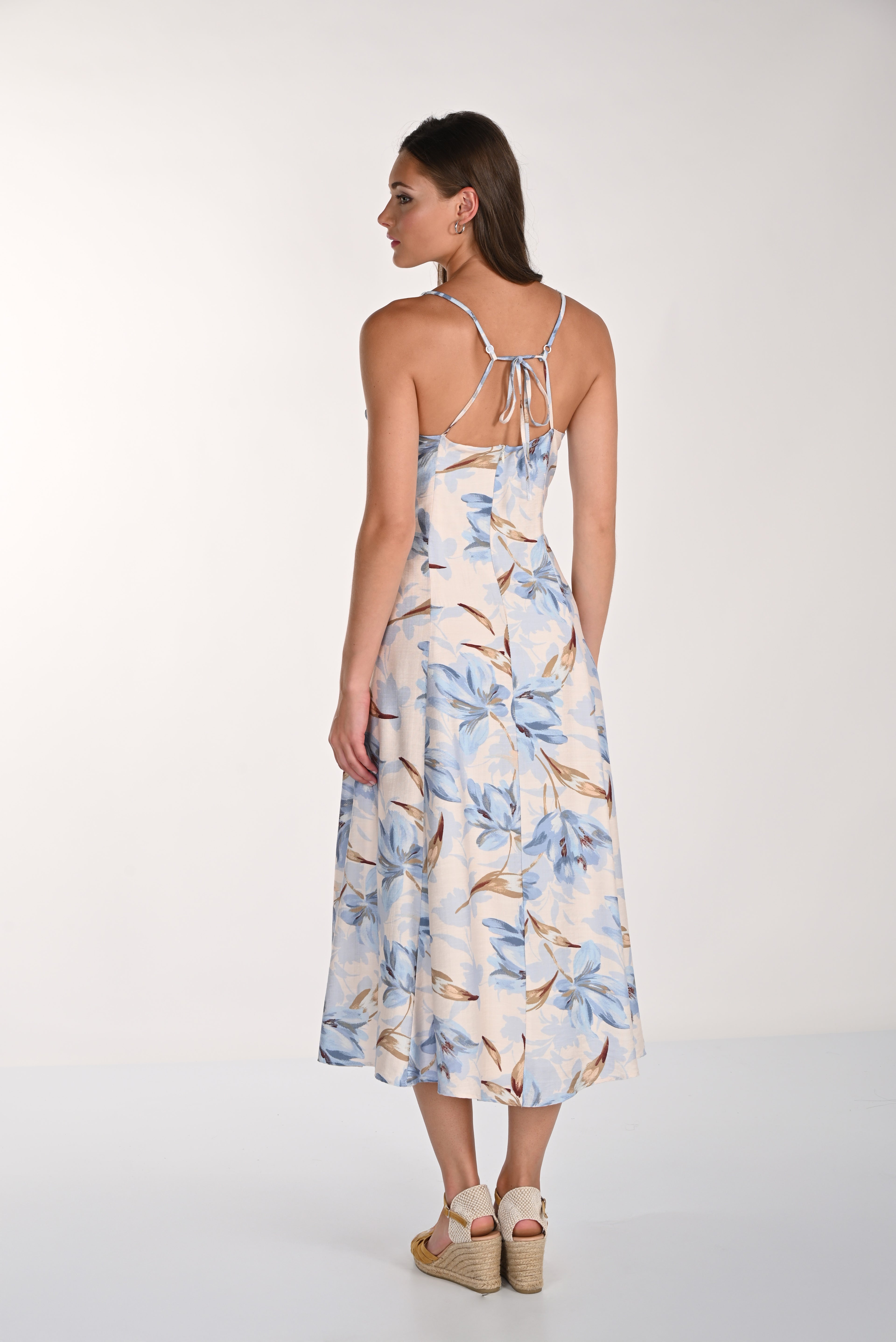 Jaboli Boutique| Fergus Ontario|Frank Lyman|Porcelain Blue Dress|261285
Woman wearing a floral dress on a white background. Maxi length, Sleevless, adjustable straps. Cotton Blend.