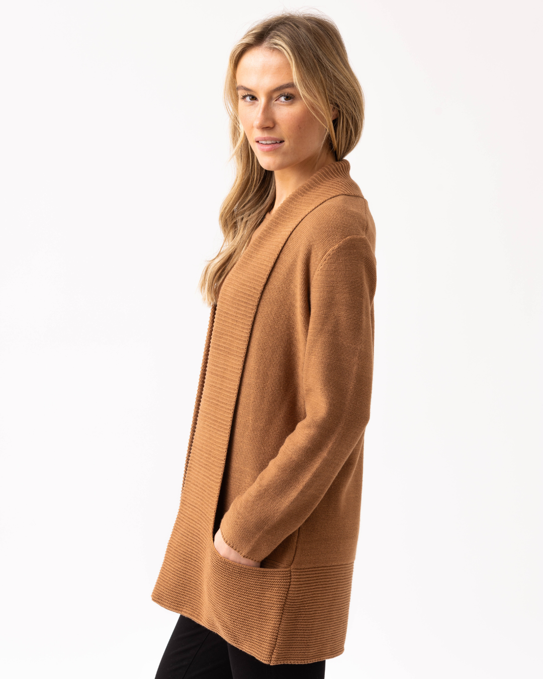 Jaboli Boutique | Fergus Ontario| Marble | Classic Cardigan. Colour cognac.
Marble Classic Cardigan with shawl collar, long sleeves, thigh-length relaxed fit, and pockets, in navy and cognac, perfect for layering over office or casual outfits.