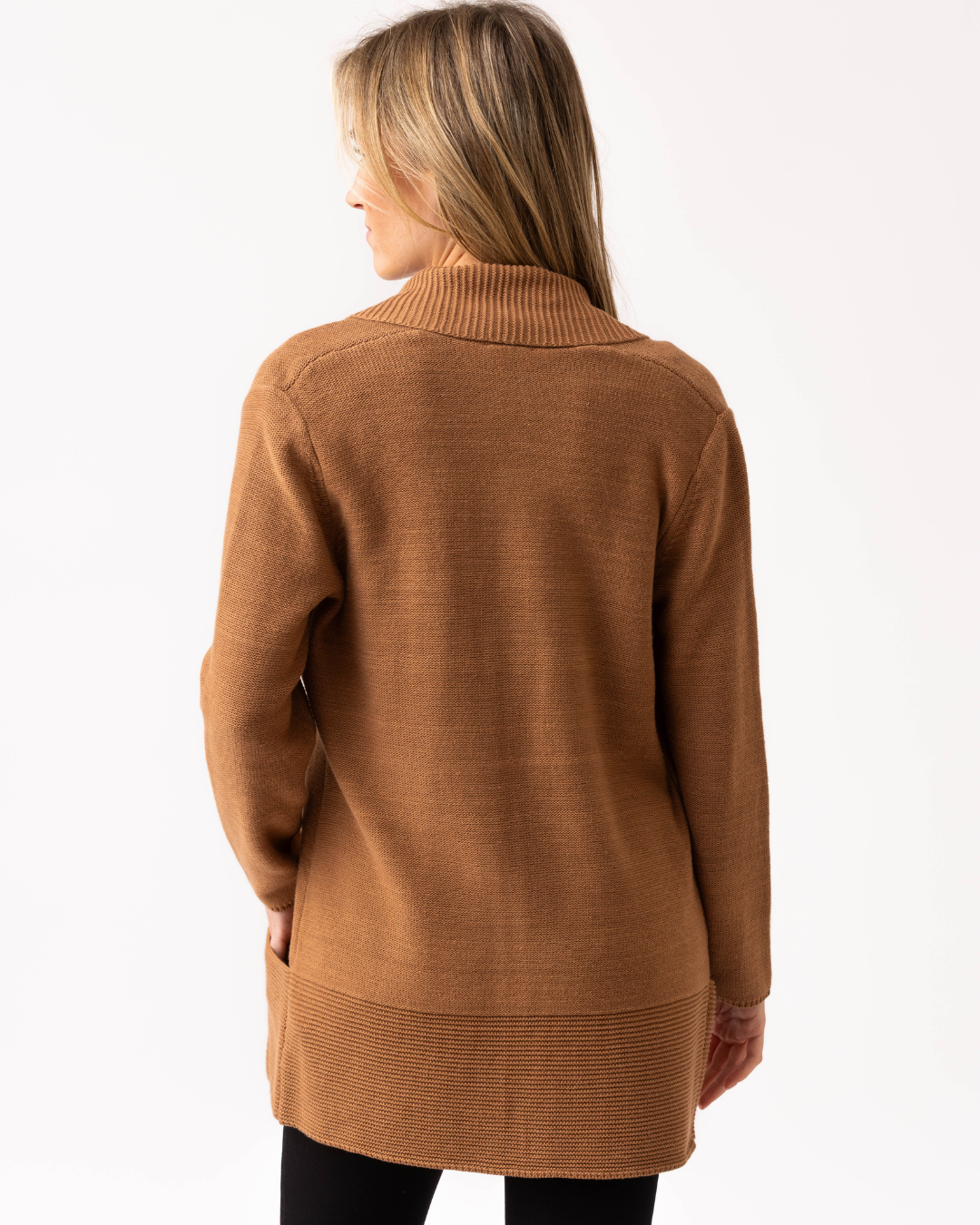 Jaboli Boutique | Fergus Ontario| Marble | Classic Cardigan. Colour cognac.
Marble Classic Cardigan with shawl collar, long sleeves, thigh-length relaxed fit, and pockets, in navy and cognac, perfect for layering over office or casual outfits.