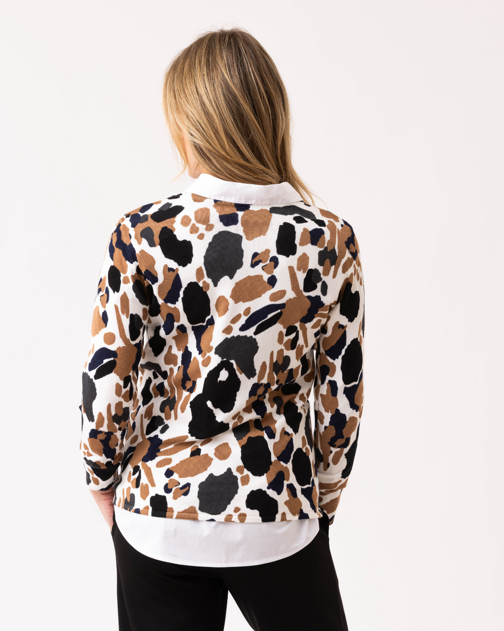 Jaboli Boutique |Fergus Ontario | Marble | Dappled Print Pullover

Finely Knit Crew Neck

Colour - Ivory Base with Black/Navy/Cognac Print

Long Sleeve

Classic Fit