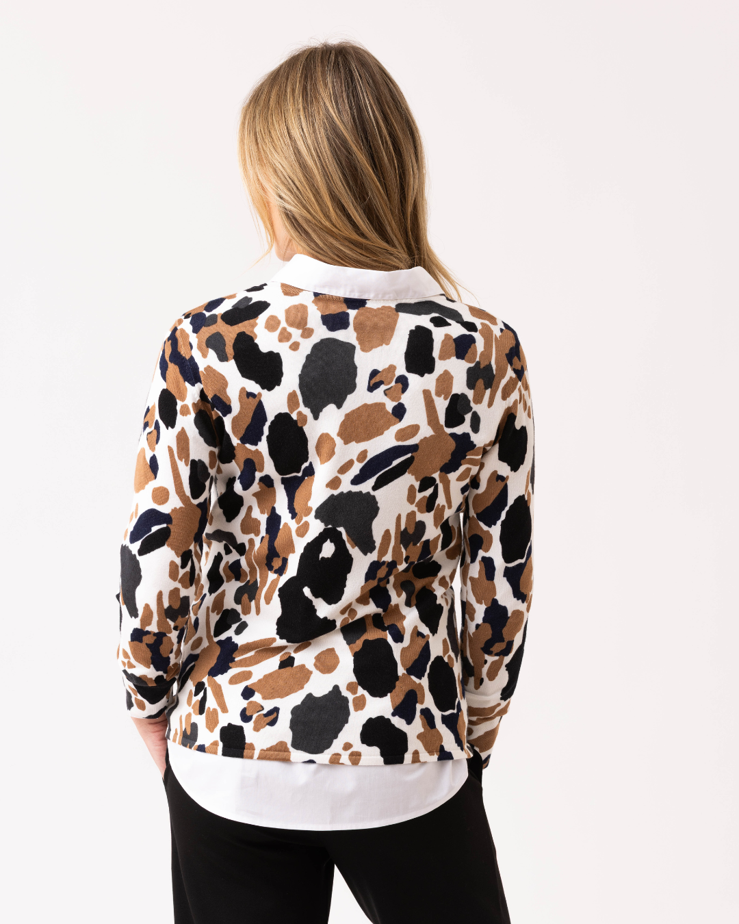 Jaboli Boutique |Fergus Ontario | Marble | Dappled Print Pullover

Finely Knit Crew Neck

Colour - Ivory Base with Black/Navy/Cognac Print

Long Sleeve

Classic Fit