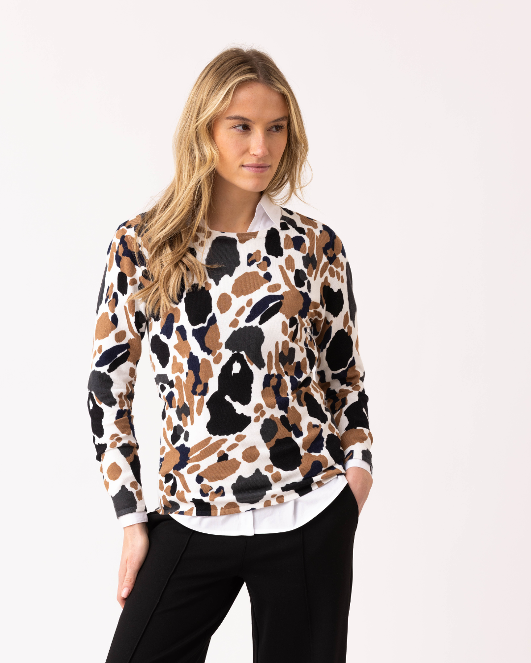 Jaboli Boutique |Fergus Ontario | Marble | Dappled Print Pullover

Finely Knit Crew Neck

Colour - Ivory Base with Black/Navy/Cognac Print

Long Sleeve

Classic Fit