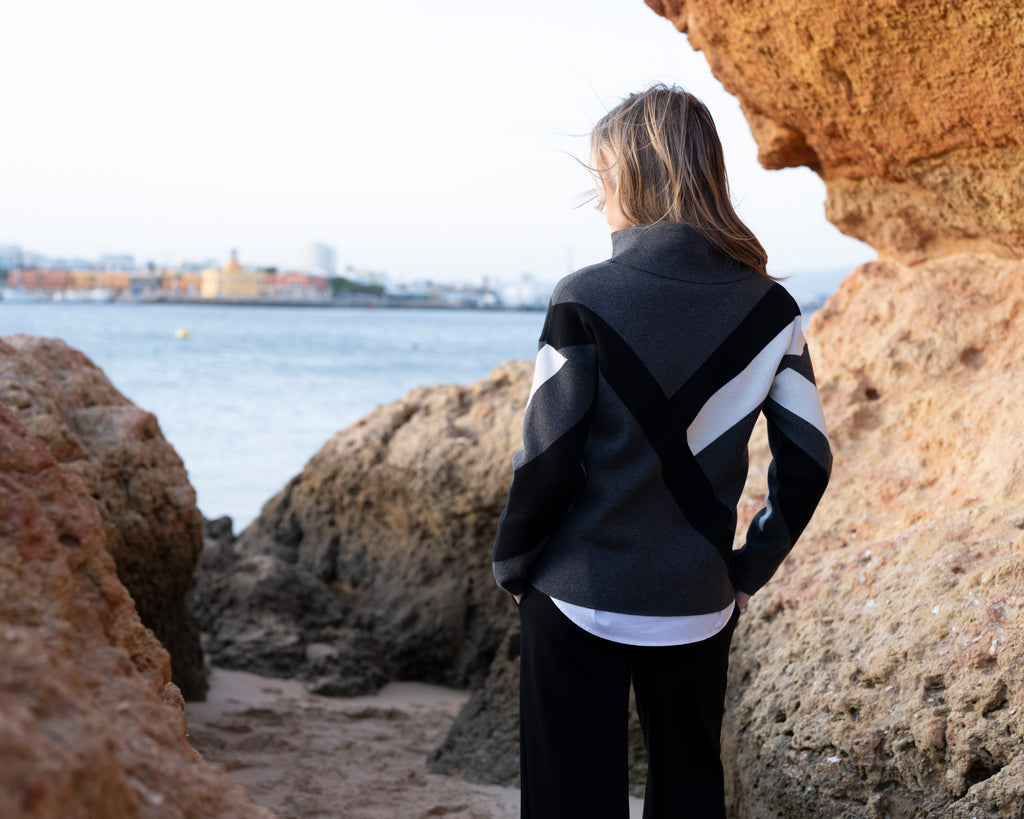 Jaboli Boutique | Fergus Ontario | Marble | Diagonal Blocked Pullover | Charcoal 

Cozy Cowl Knit Pullover

Colour - Diagonal Black and Ivory Broad Stripes on Charcoal Base

Long Sleeves

Relaxed Fit

Cotton/Polyamide Blend

Winter Weight, Super Cozy