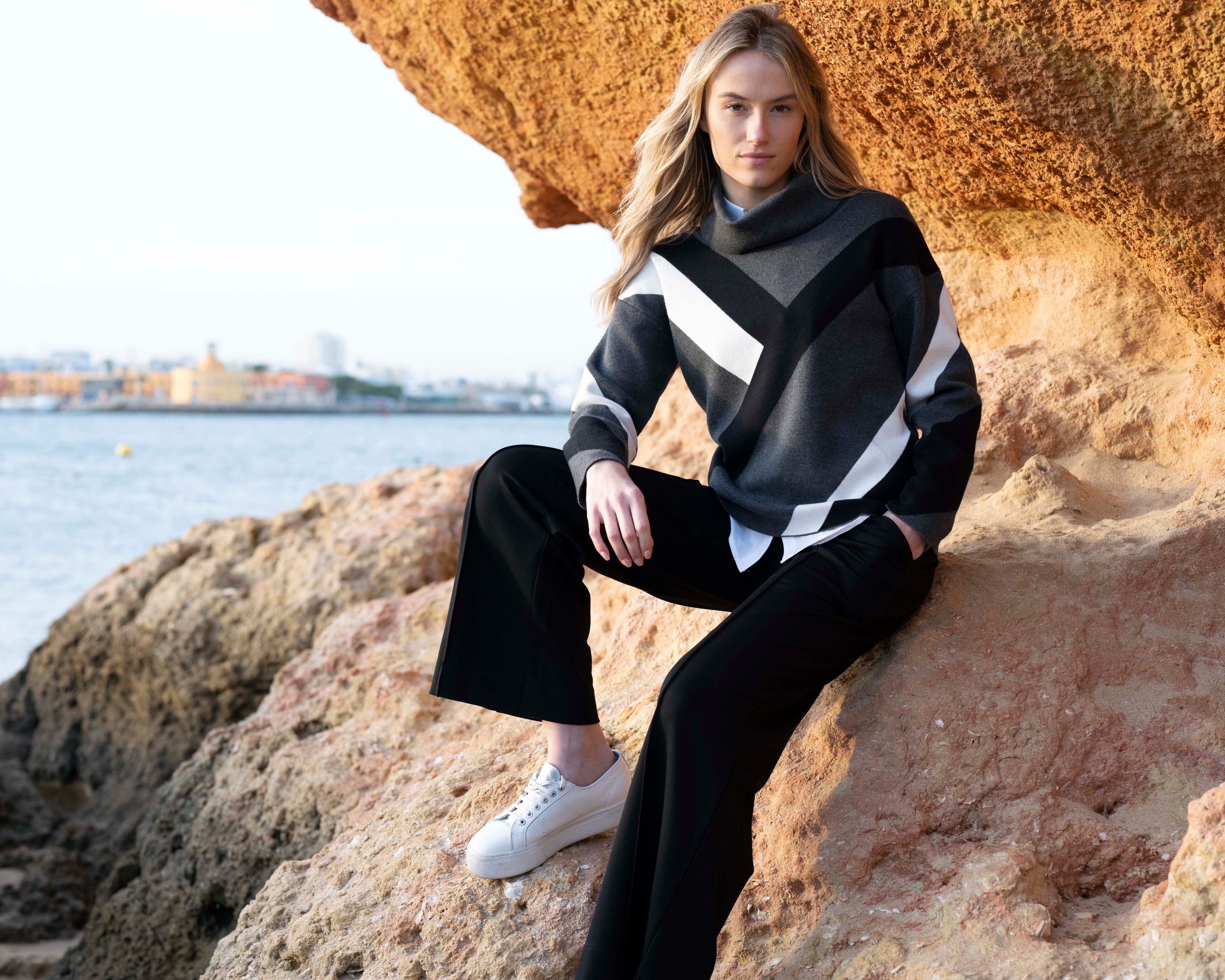 Jaboli Boutique | Fergus Ontario | Marble | Diagonal Blocked Pullover | Charcoal 

Cozy Cowl Knit Pullover

Colour - Diagonal Black and Ivory Broad Stripes on Charcoal Base

Long Sleeves

Relaxed Fit

Cotton/Polyamide Blend

Winter Weight, Super Cozy