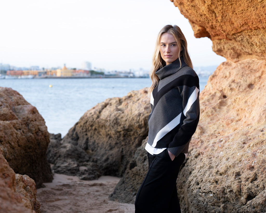 Jaboli Boutique | Fergus Ontario | Marble | Diagonal Blocked Pullover | Charcoal 

Cozy Cowl Knit Pullover

Colour - Diagonal Black and Ivory Broad Stripes on Charcoal Base

Long Sleeves

Relaxed Fit

Cotton/Polyamide Blend

Winter Weight, Super Cozy