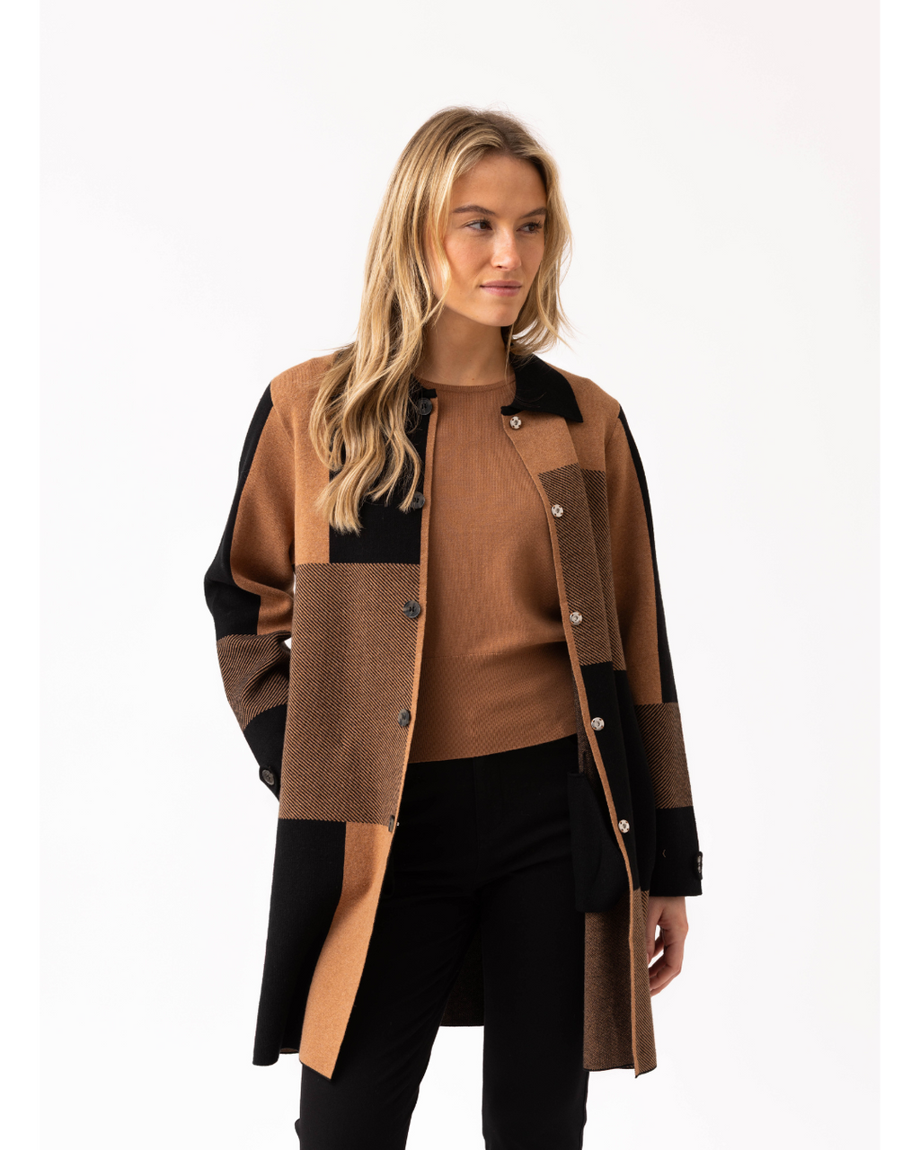 Jaboli Boutique | Fergus Ontario | Marble | Equestrian Cardigan | Cognac.

Shirt Collar

Colour - Charcoal/Black, Cognac/Black

Pockets

Long Sleeves with Tab Accent at cuff

Button Snaps Closure

Knee Length

Cotton/Polyamide Blend