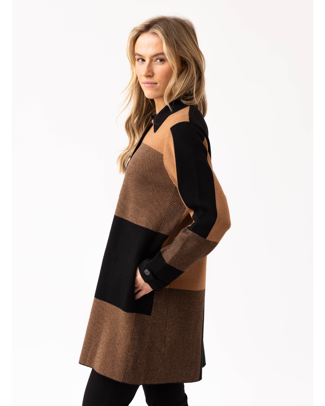 Jaboli Boutique | Fergus Ontario | Marble | Equestrian Cardigan | Cognac.

Shirt Collar

Colour - Charcoal/Black, Cognac/Black

Pockets

Long Sleeves with Tab Accent at cuff

Button Snaps Closure

Knee Length

Cotton/Polyamide Blend