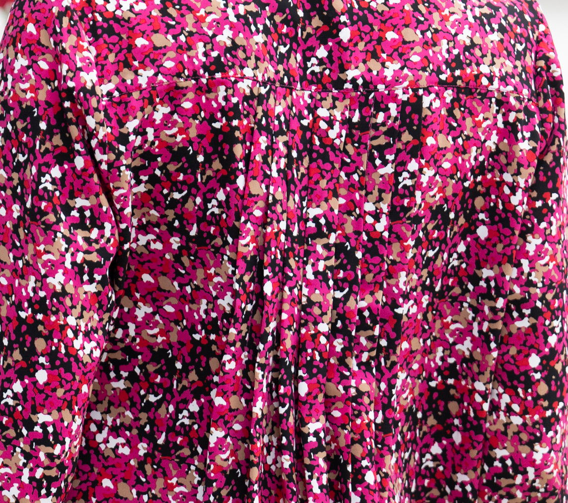 Jaboli Boutique | Fergus Ontario | Marble | Pebble Pink Blouse|
Marble Pebble Pink blouse with shirt collar, button-front closure, long sleeves with button cuffs, and pebble pink base with cognac, black, and ivory print, perfect for polished office or smart casual styling.

