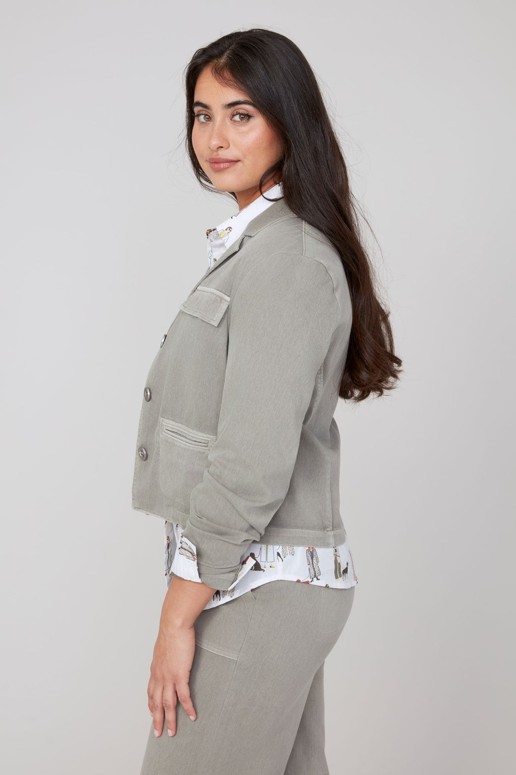 Jaboli Boutique|Fergus Ontario| Renuar | Knit Denim Cropped Blazer in Twig|Renuar women’s cropped blazer in a Twig (taupe) colour,  structured yet soft knit denim fabric. Features a three-button front closure, long sleeves, and functional front pockets. The tailored fit and cropped length create a modern silhouette, perfect for layering over knits, tees, or dresses for fall and winter outfits. Styled as a versatile piece for both casual chic and business casual looks.


