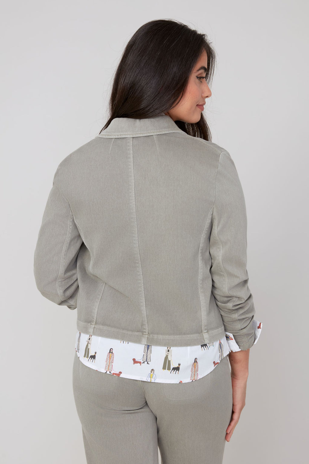 Jaboli Boutique|Fergus Ontario| Renuar | Knit Denim Cropped Blazer in Twig|Renuar women’s cropped blazer in a Twig (taupe) colour,  structured yet soft knit denim fabric. Features a three-button front closure, long sleeves, and functional front pockets. The tailored fit and cropped length create a modern silhouette, perfect for layering over knits, tees, or dresses for fall and winter outfits. Styled as a versatile piece for both casual chic and business casual looks.

