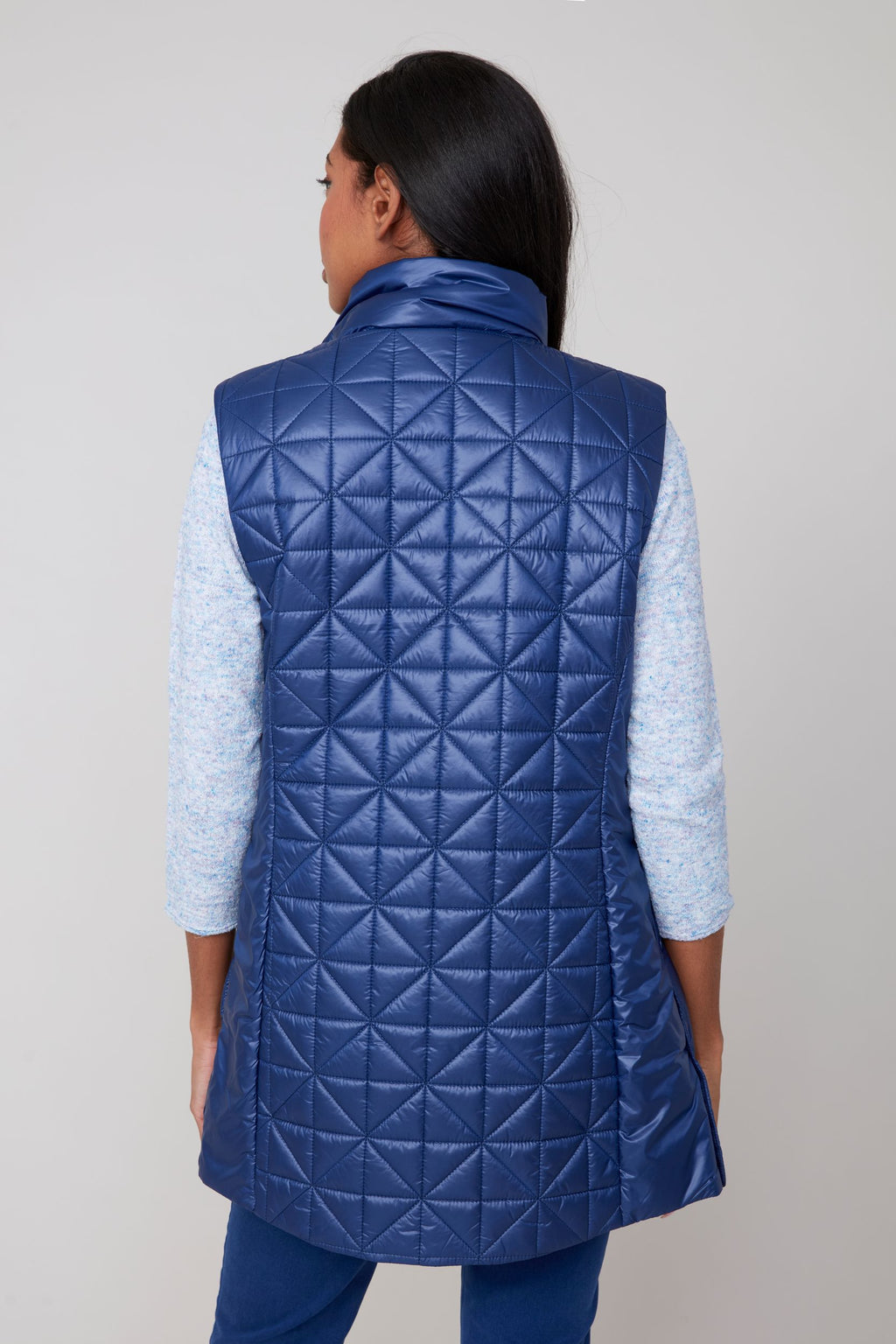 Jaboli Boutique|Fergus Ontario|Renuar| Luxe Long Quilted Vest| colour oxford blue. women’s long quilted vest in Oyster, Oxford Blue, and Porto (Merlot) colours. Features a cozy stand-up collar trimmed with luxe faux fur, a zip and snap front closure for secure layering, and side snaps at the hips for added mobility. The vest has a sleek, slim fit with a 31-inch mid-thigh length, designed as a stylish outerwear piece for fall and winter. Perfect for layering over sweaters and casual chic outfits.