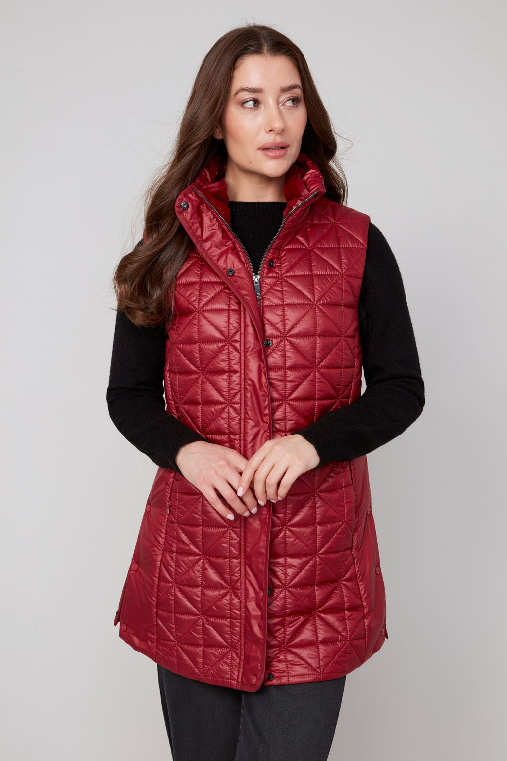 Jaboli Boutique|Fergus Ontario|Renuar| Luxe Long Quilted Vest| colour Porto. women’s long quilted vest in Oyster, Oxford Blue, and Porto (Merlot) colours. Features a cozy stand-up collar trimmed with luxe faux fur, a zip and snap front closure for secure layering, and side snaps at the hips for added mobility. The vest has a sleek, slim fit with a 31-inch mid-thigh length, designed as a stylish outerwear piece for fall and winter. Perfect for layering over sweaters and casual chic outfits.