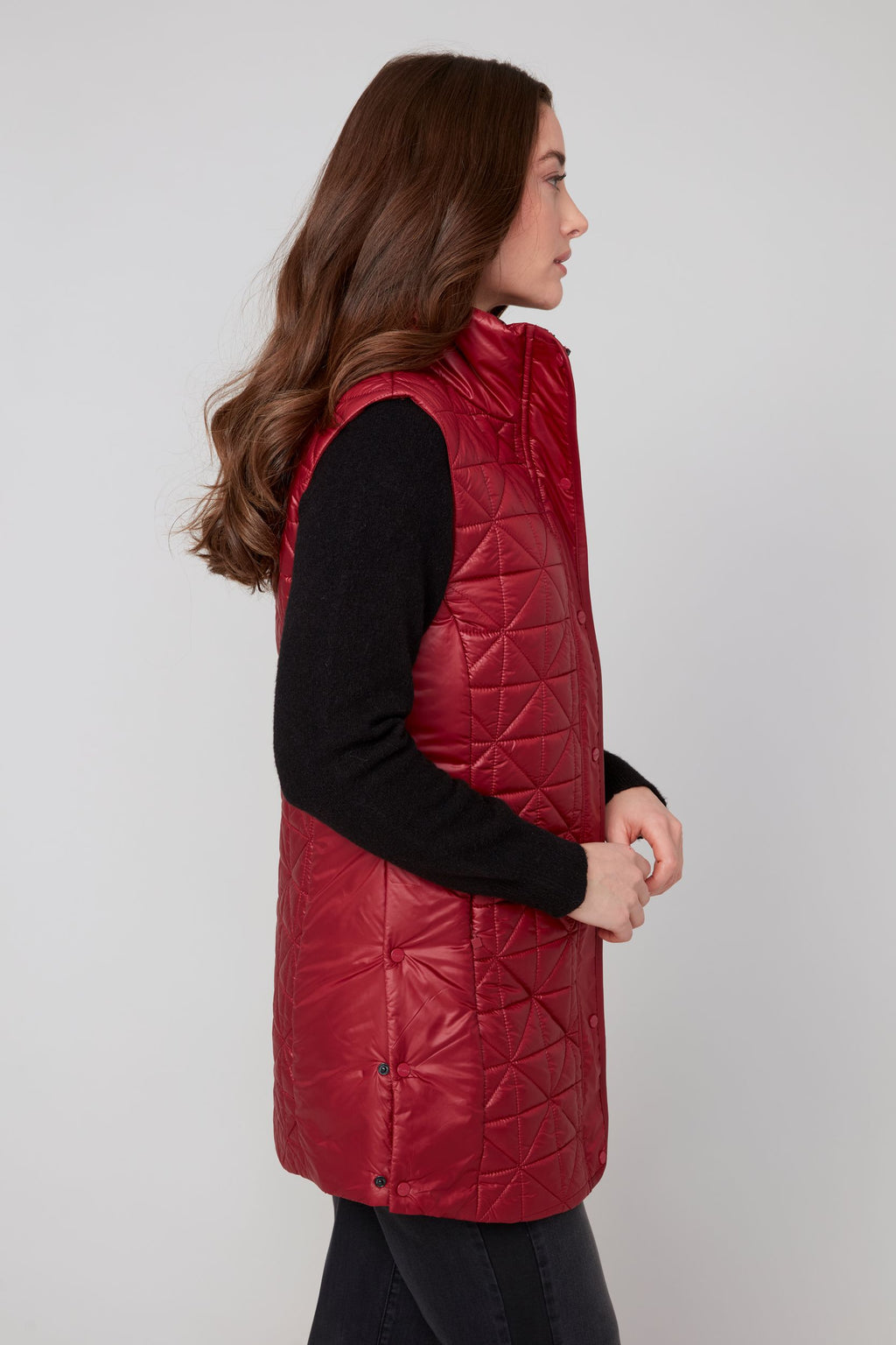 Jaboli Boutique|Fergus Ontario|Renuar| Luxe Long Quilted Vest| colour Porto. women’s long quilted vest in Oyster, Oxford Blue, and Porto (Merlot) colours. Features a cozy stand-up collar trimmed with luxe faux fur, a zip and snap front closure for secure layering, and side snaps at the hips for added mobility. The vest has a sleek, slim fit with a 31-inch mid-thigh length, designed as a stylish outerwear piece for fall and winter. Perfect for layering over sweaters and casual chic outfits.