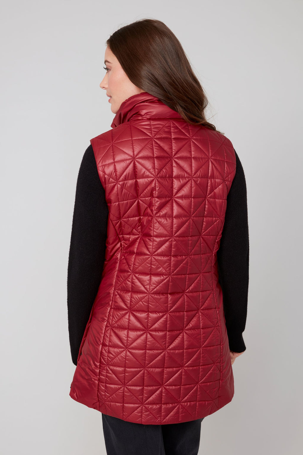 Jaboli Boutique|Fergus Ontario|Renuar| Luxe Long Quilted Vest| colour Porto. women’s long quilted vest in Oyster, Oxford Blue, and Porto (Merlot) colours. Features a cozy stand-up collar trimmed with luxe faux fur, a zip and snap front closure for secure layering, and side snaps at the hips for added mobility. The vest has a sleek, slim fit with a 31-inch mid-thigh length, designed as a stylish outerwear piece for fall and winter. Perfect for layering over sweaters and casual chic outfits.