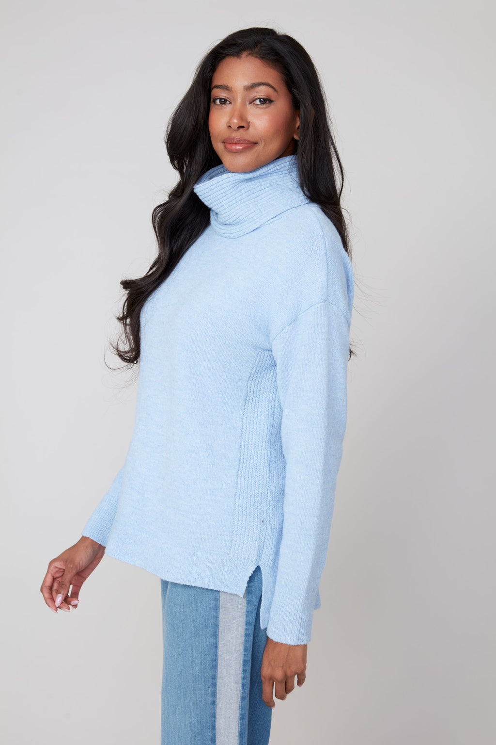 Jaboli Boutique | Fergus Ontario | Renuar | Oxford Blue Cashmere-Feel Knit Sweater.
Renuar women’s pullover sweater in a deep Oxford Blue colour, featuring a relaxed cowl neckline that drapes softly. Made from a cashmere-feel knit fabric, the sweater has long sleeves and a comfortable, relaxed fit designed for cozy layering. The style is versatile for casual or office wear, shown paired with denim and sneakers for a laid-back fall outfit, or with tailored trousers and loafers for a polished winter look.
