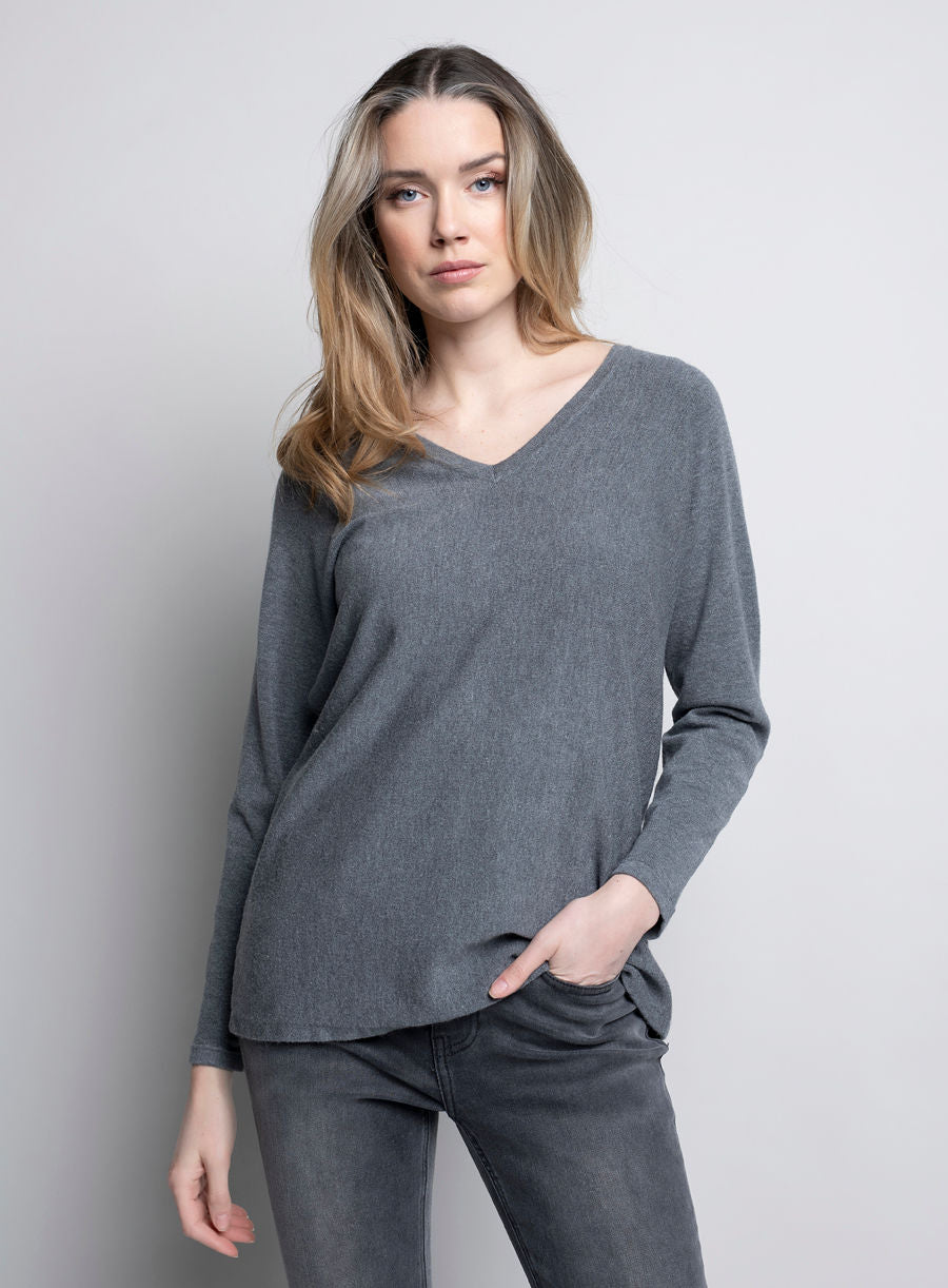 Jaboli_boutique-Fergus_Ontario-Picadilly_Charcoal_V-Neck_Sweater-BK750
Vee Neck Super Soft Knit Pullover Sweater
Colour: Charcoal Grey
Relaxed fit with long sleeves for a cozy, effortless look
Button-back detail adds a subtle touch of charm
Made from a soft blend of 50% viscose, 28% nylon, and 22% polyester
Longer length, perfect for layering
Ideal for pairing with a Turtle Neck Tank for extra warmth
Great for chilly days, errands, or weekend outings